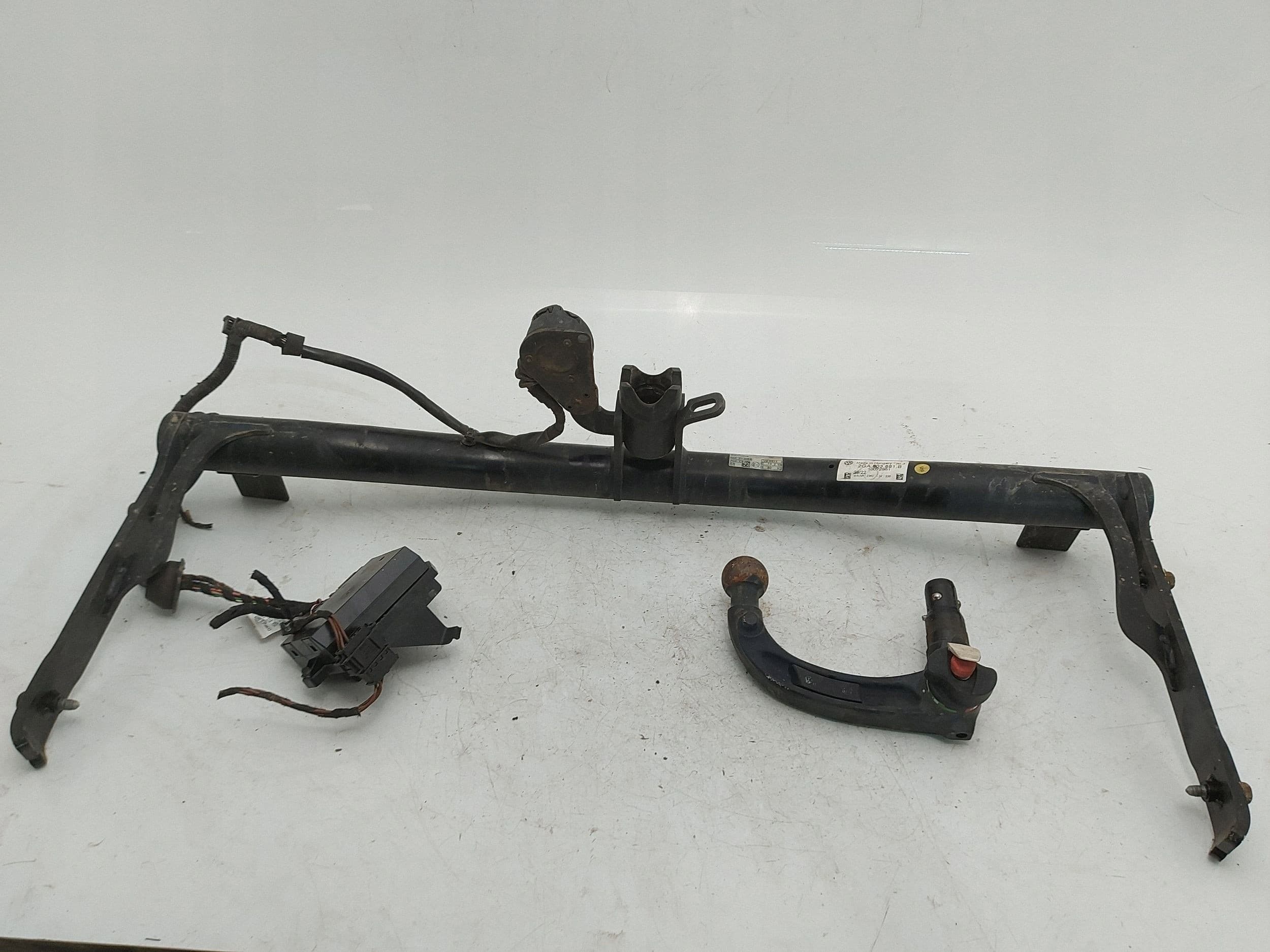 Barra de remolque VW T-Roc 2GA803881B usado 9