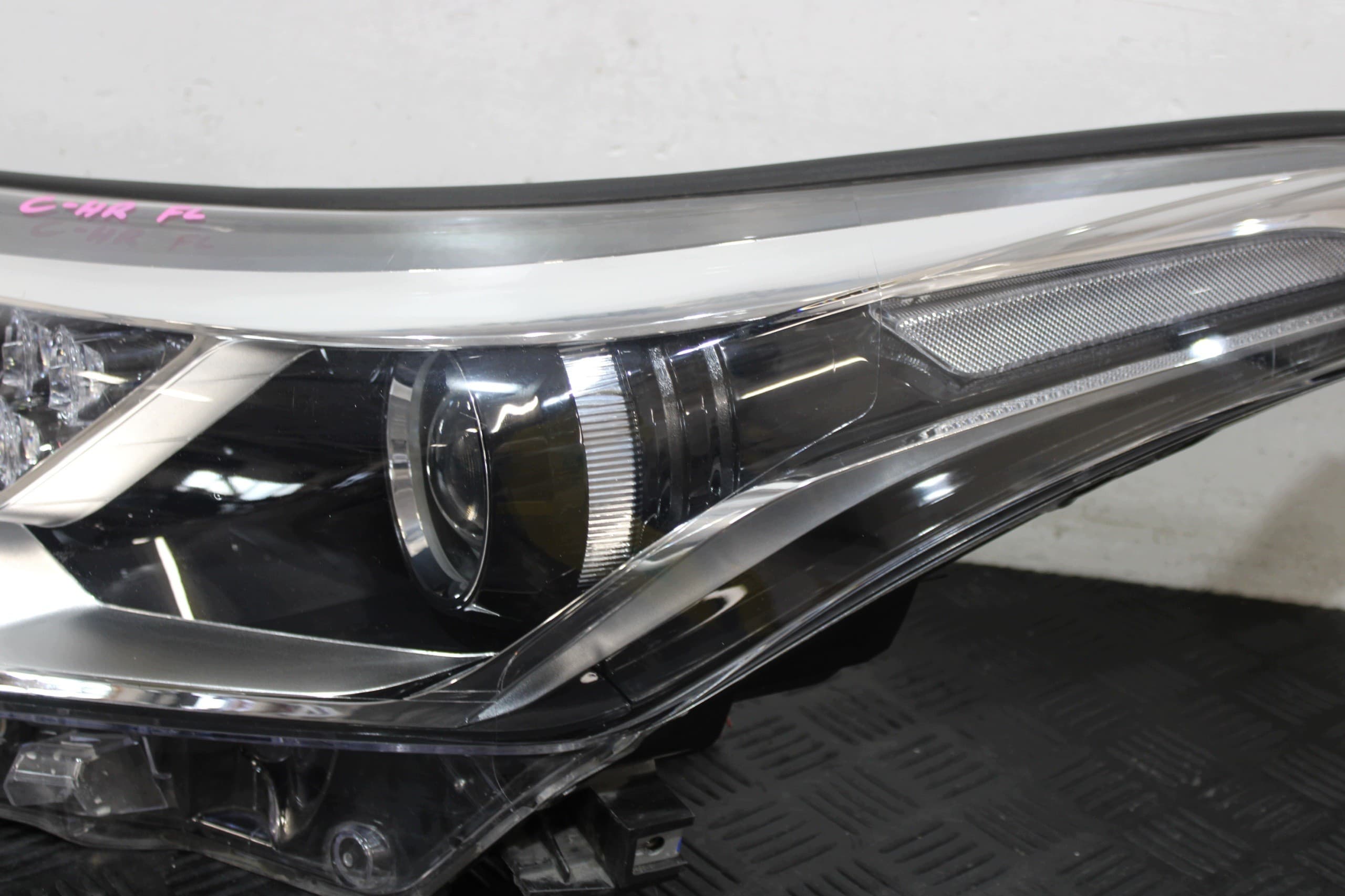 Faro LED delantero izquierdo 81150-F4031 Toyota C-Hr usado 3