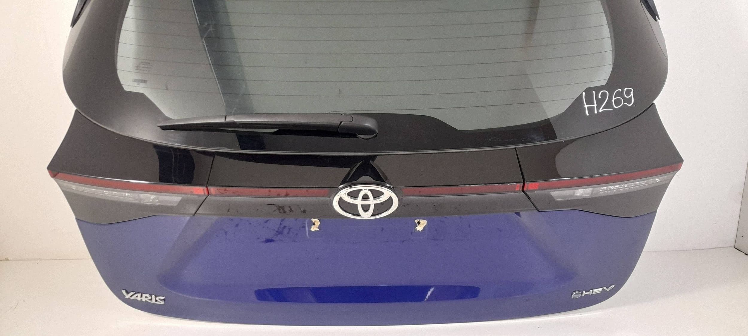 Portón Trasero Toyota Yaris Cross 8W9 (H269) usado 5