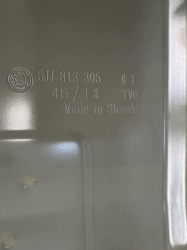 Refuerzo del panel trasero Skoda Rapid 5JJ813305 usado 2