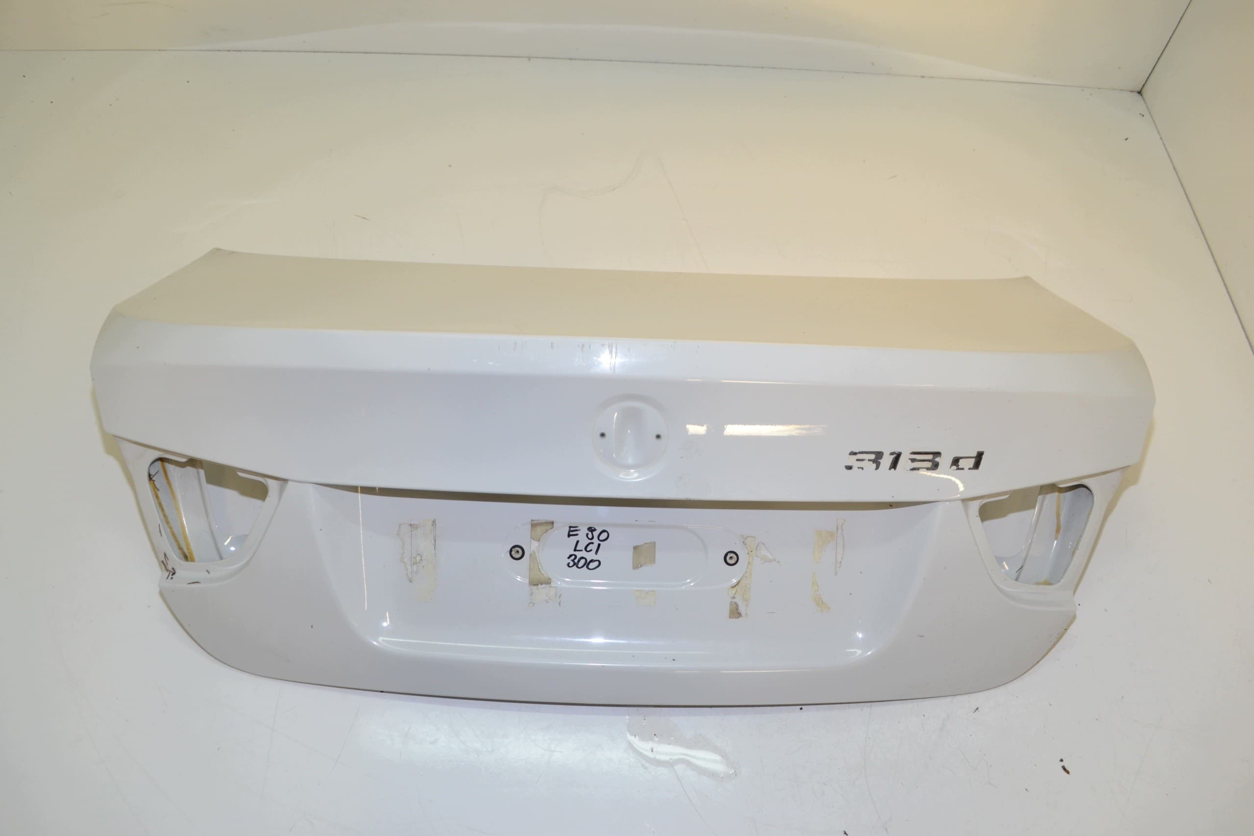 BMW E90 Lci 300 Tapa de Maletero usado