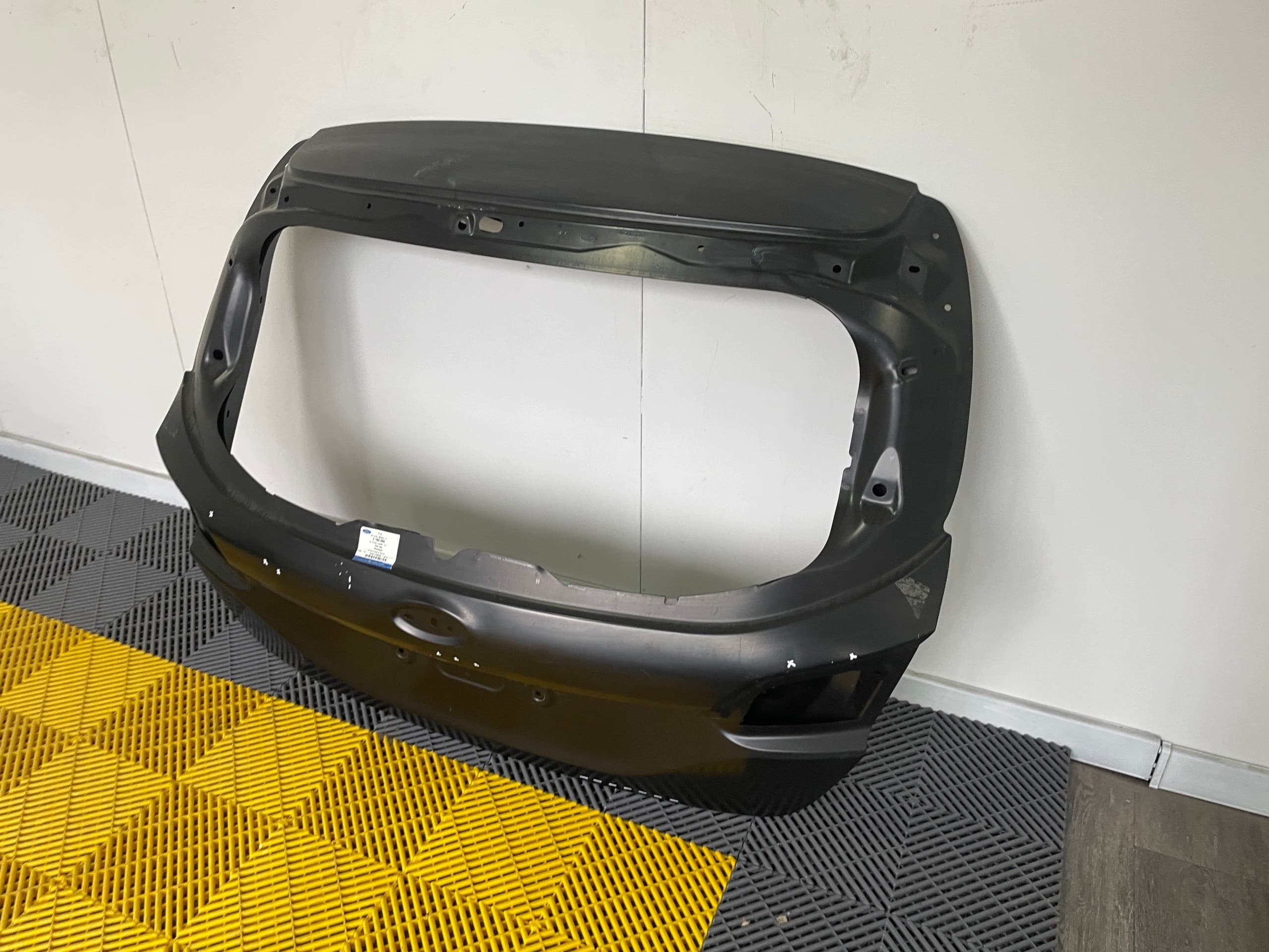 Portón Trasero - Ford Fiesta MK8 - Pieza Original OEM, Sin Pintar nuevo 2