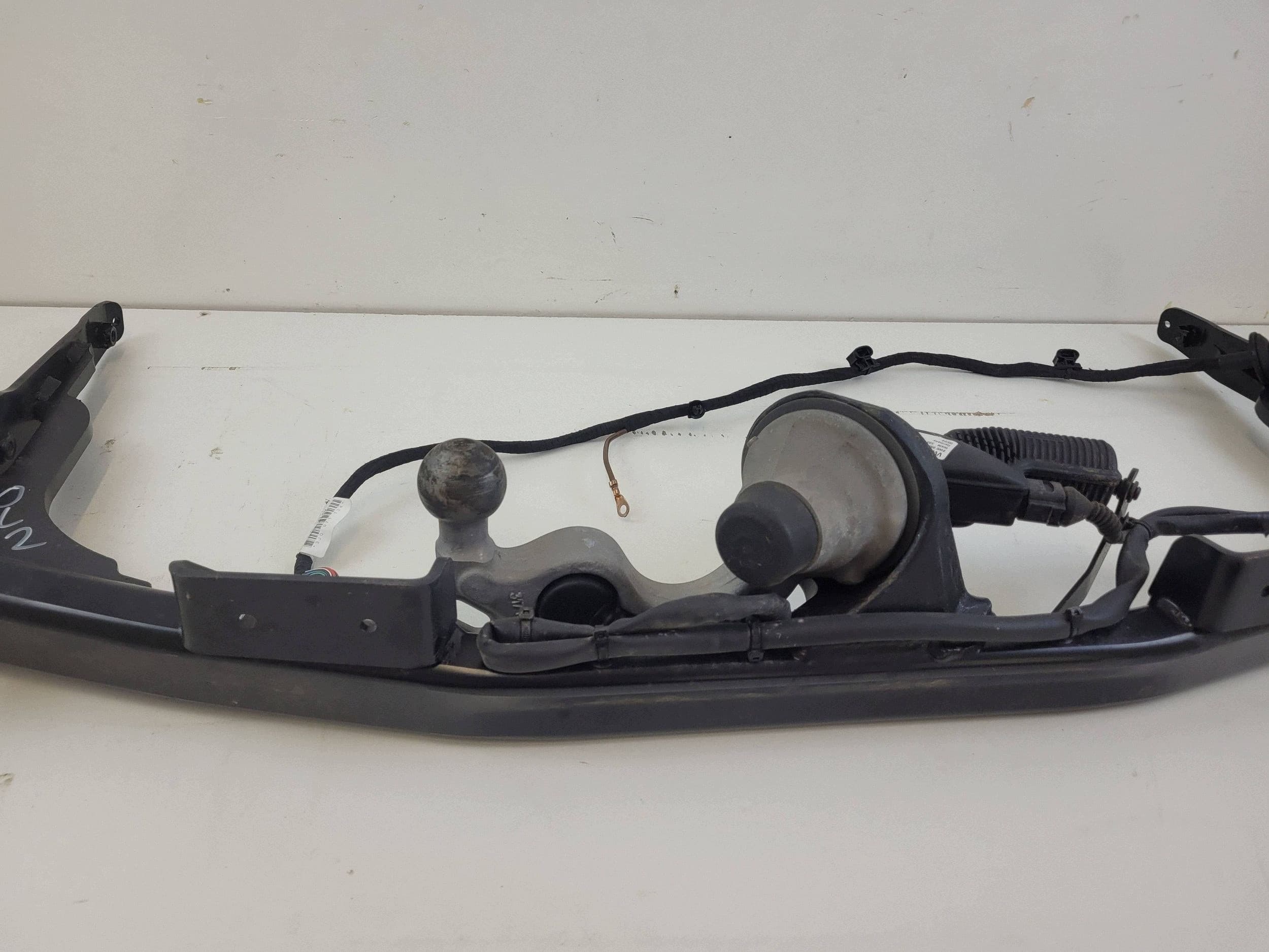 Barra de remolque para VW Passat B9 Familiar 3J0803881A usado 3