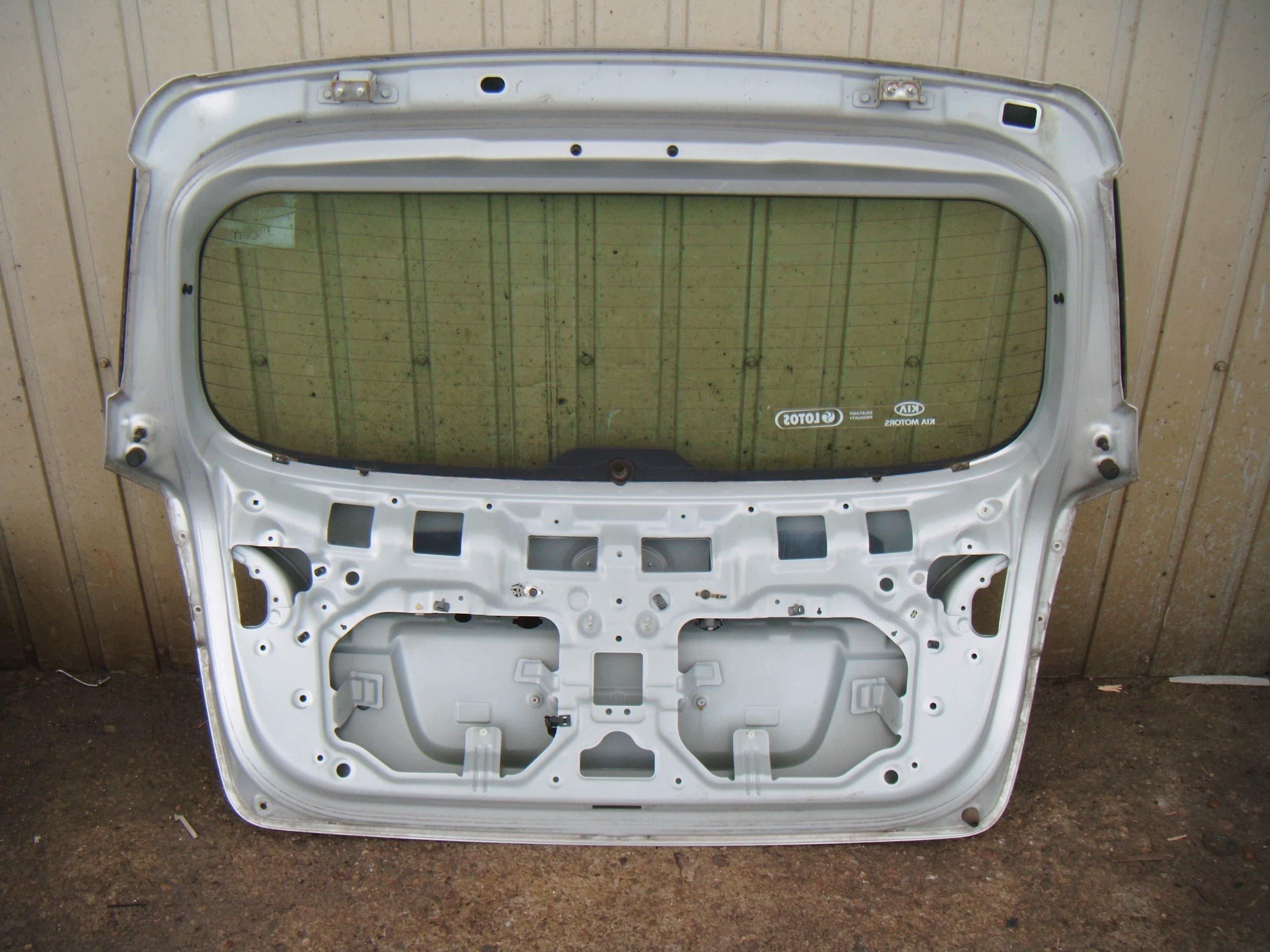 Kia Venga 2009- Portón trasero (maletero) - Código de pintura 2R usado 3