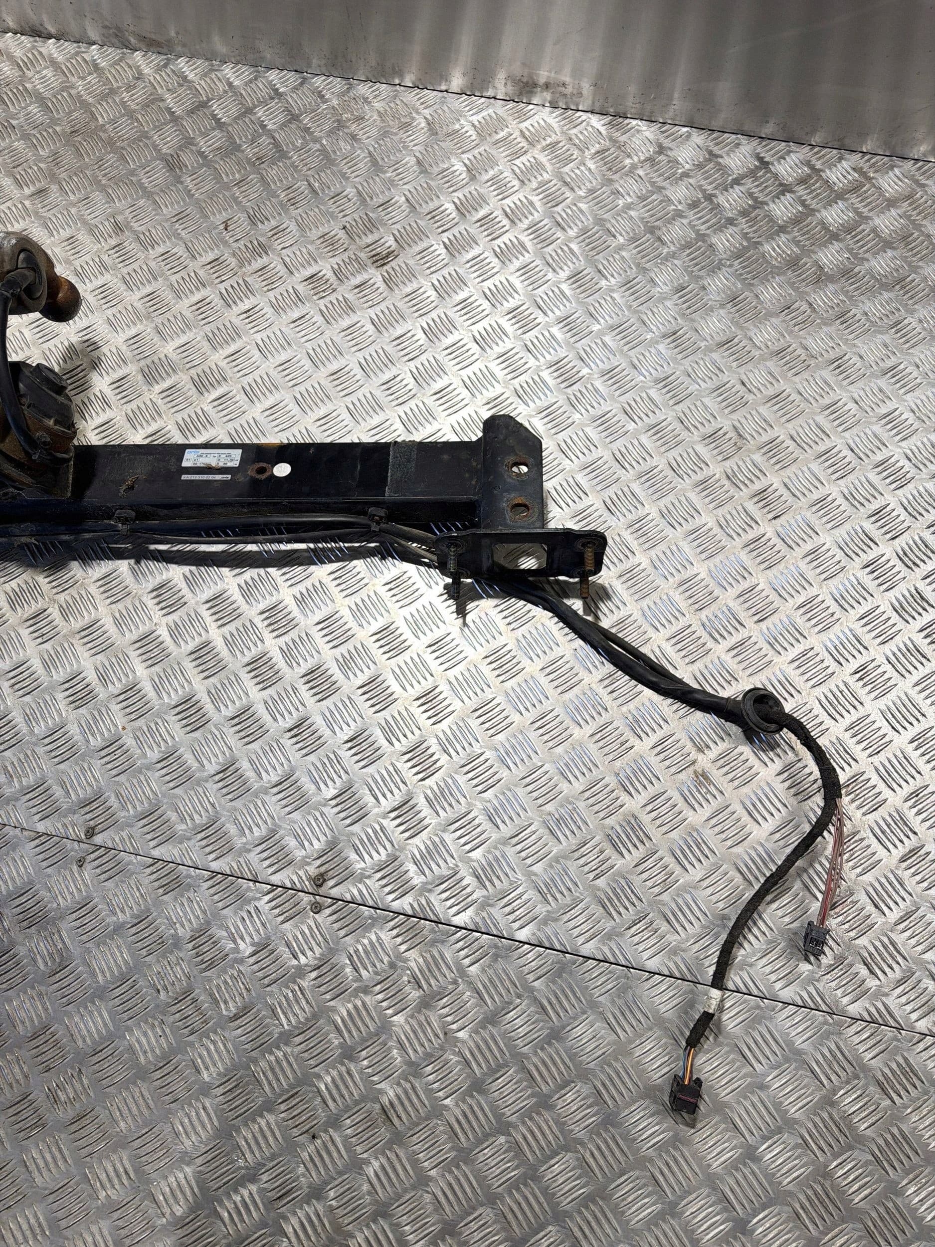 Enganche de Remolque Mercedes E-Class W212 A2123100204 usado 2