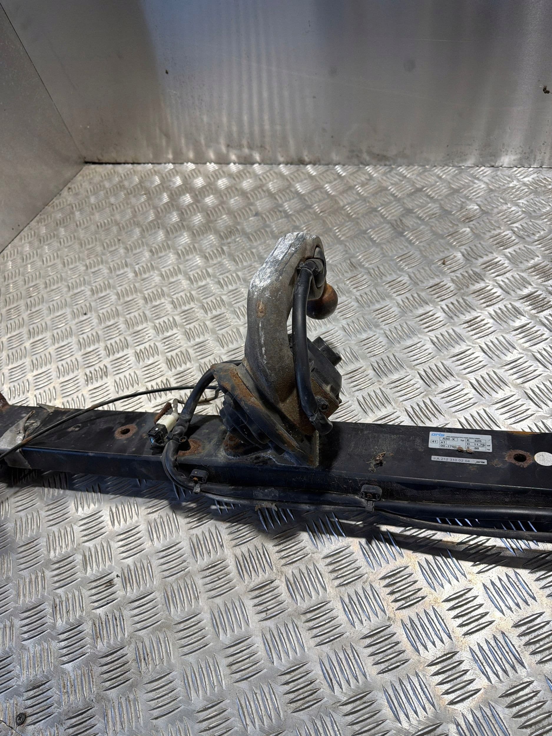 Enganche de Remolque Mercedes E-Class W212 A2123100204 usado 3