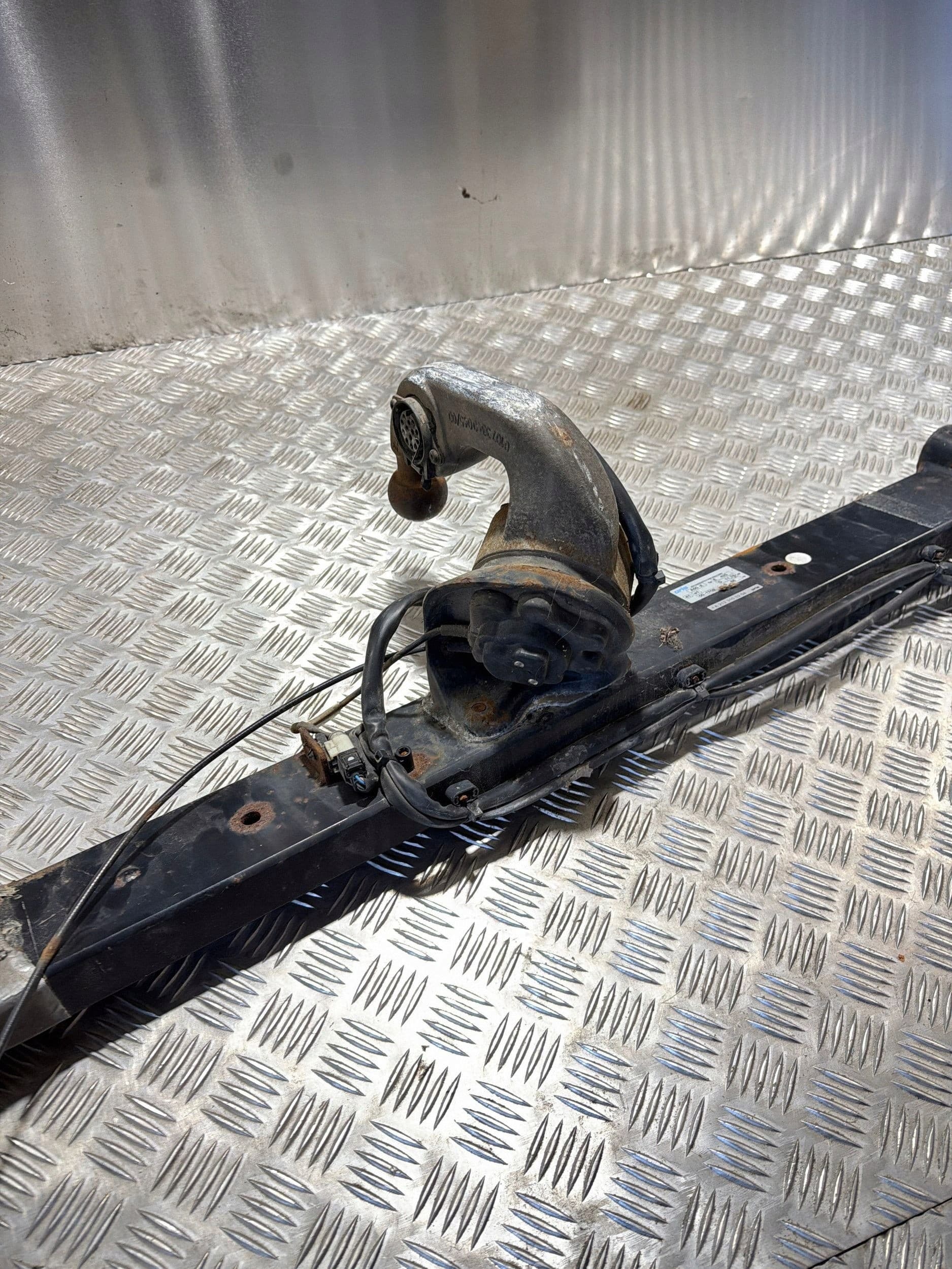 Enganche de Remolque Mercedes E-Class W212 A2123100204 usado 4