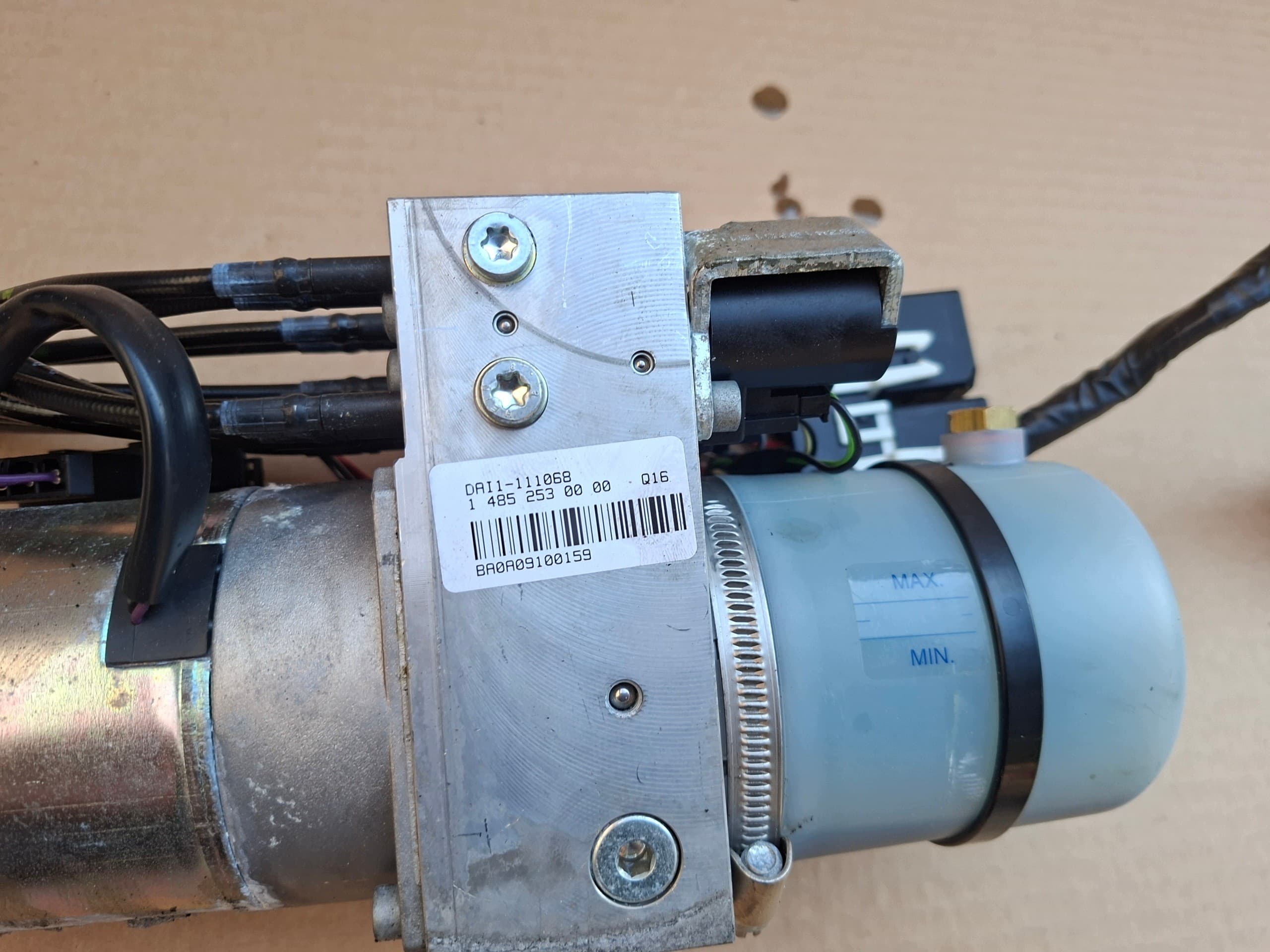 Bomba de elevación para apertura de techo Audi A5 8T usado 6
