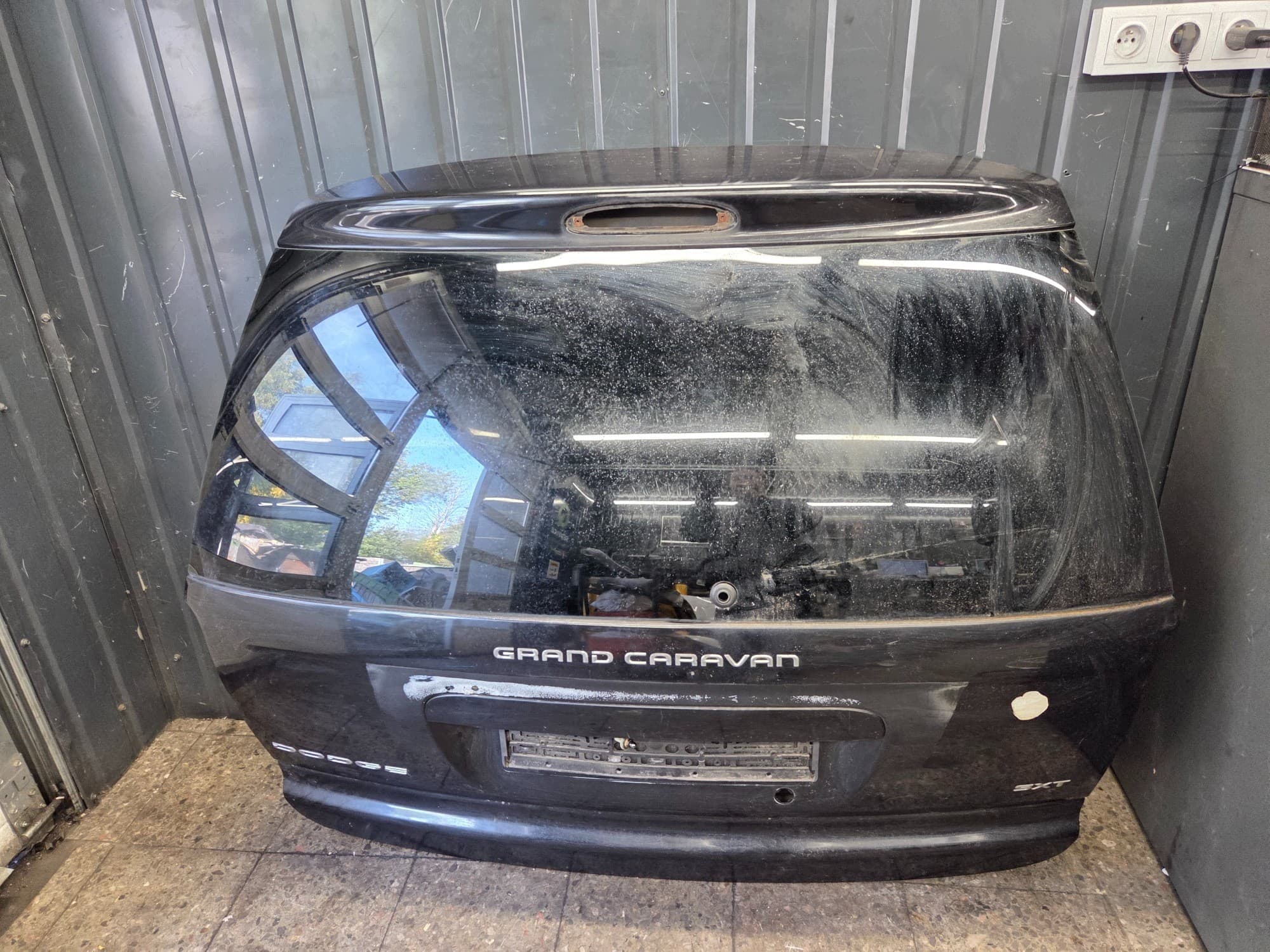 Portón trasero para Dodge Grand Caravan IV (2005) - Negro usado