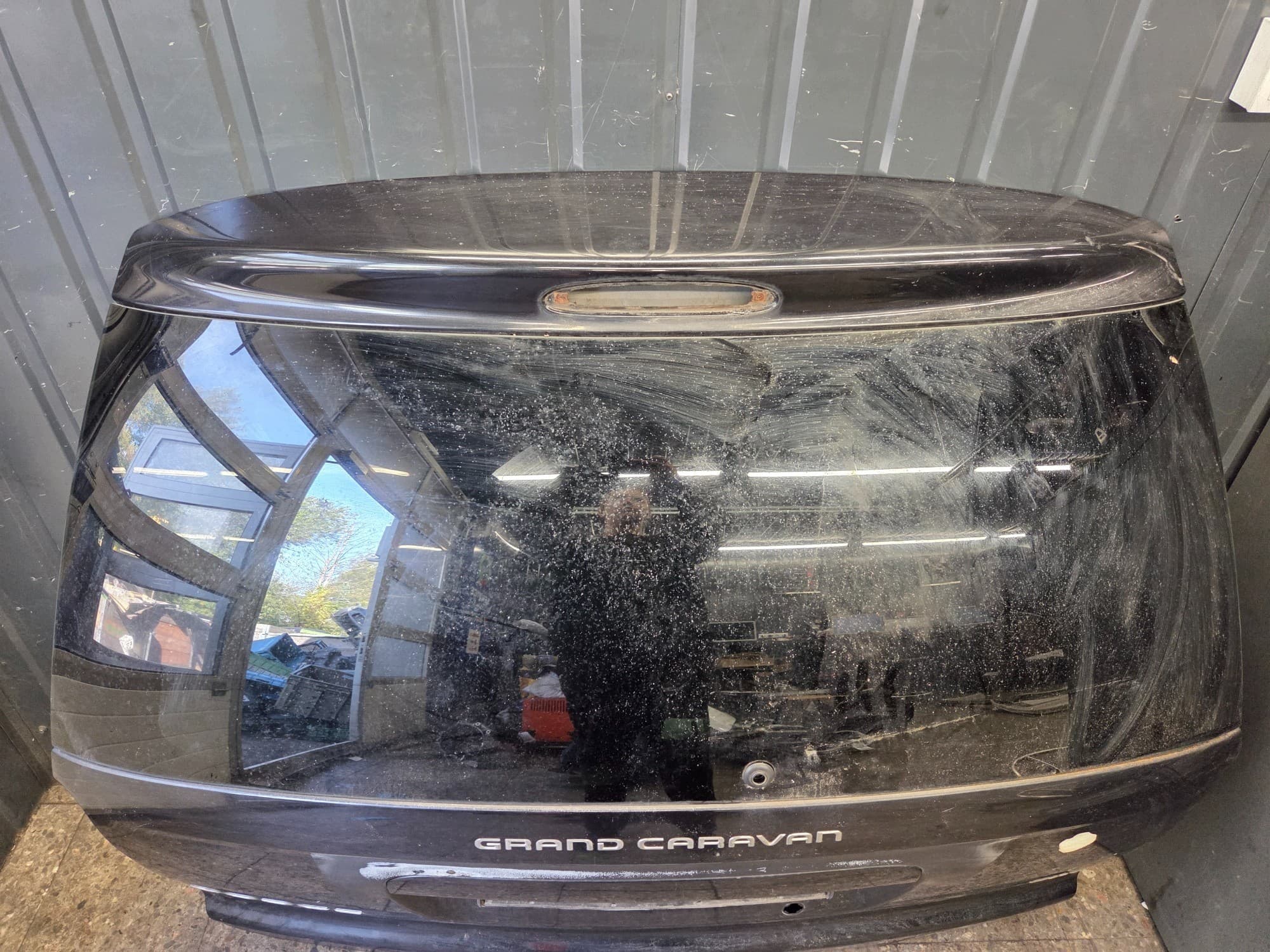 Portón trasero para Dodge Grand Caravan IV (2005) - Negro usado 2