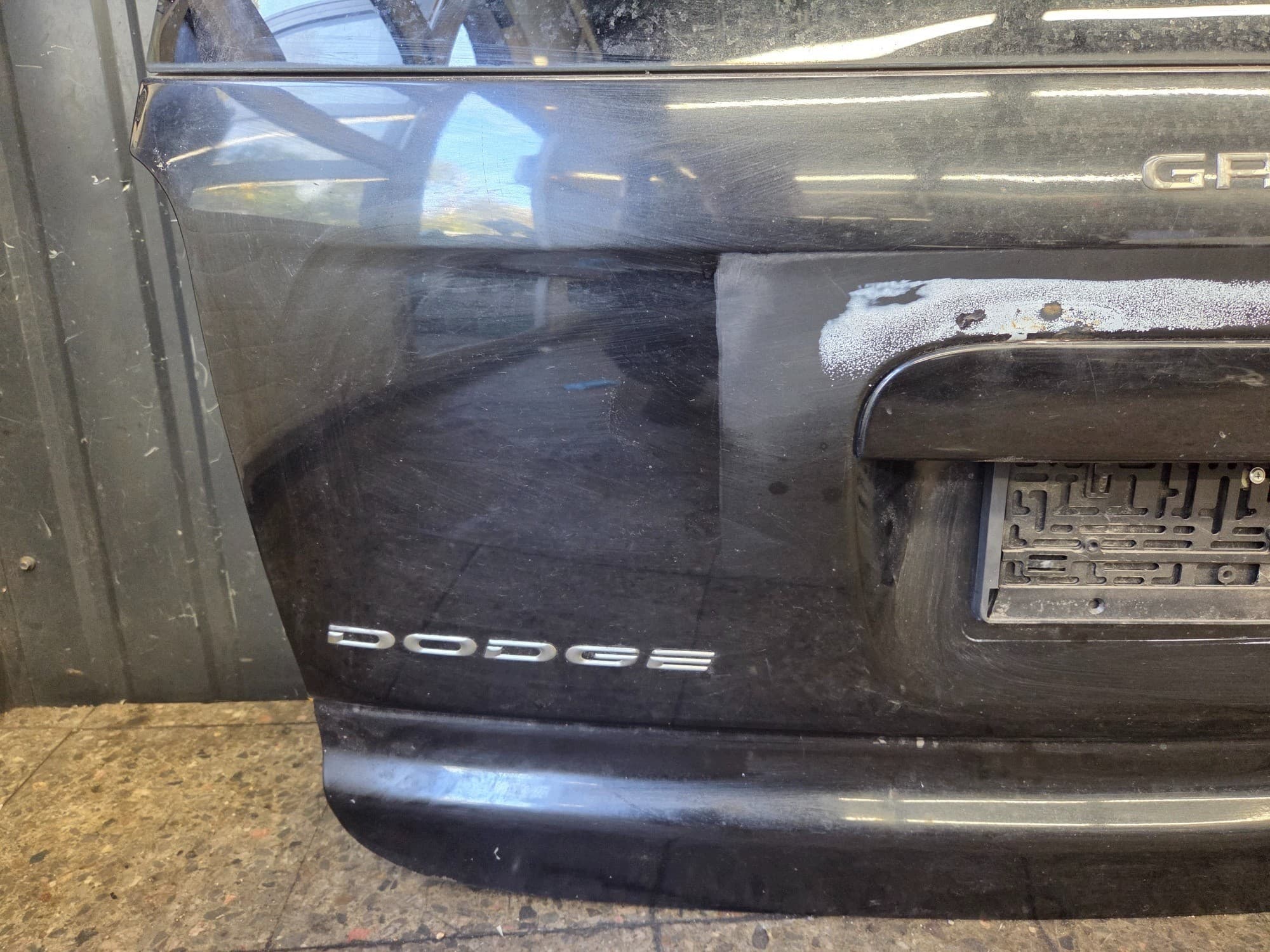 Portón trasero para Dodge Grand Caravan IV (2005) - Negro usado 3