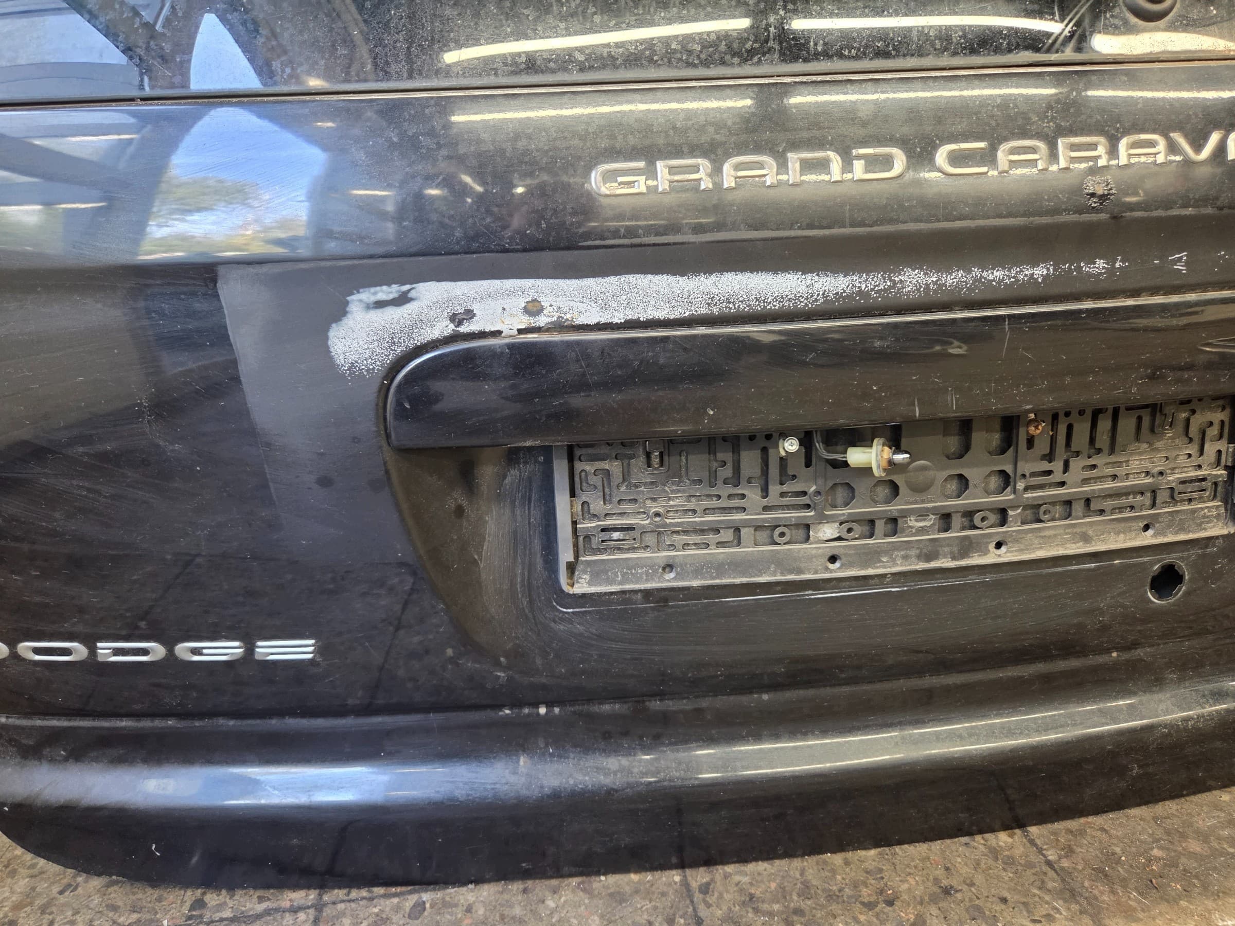 Portón trasero para Dodge Grand Caravan IV (2005) - Negro usado 4