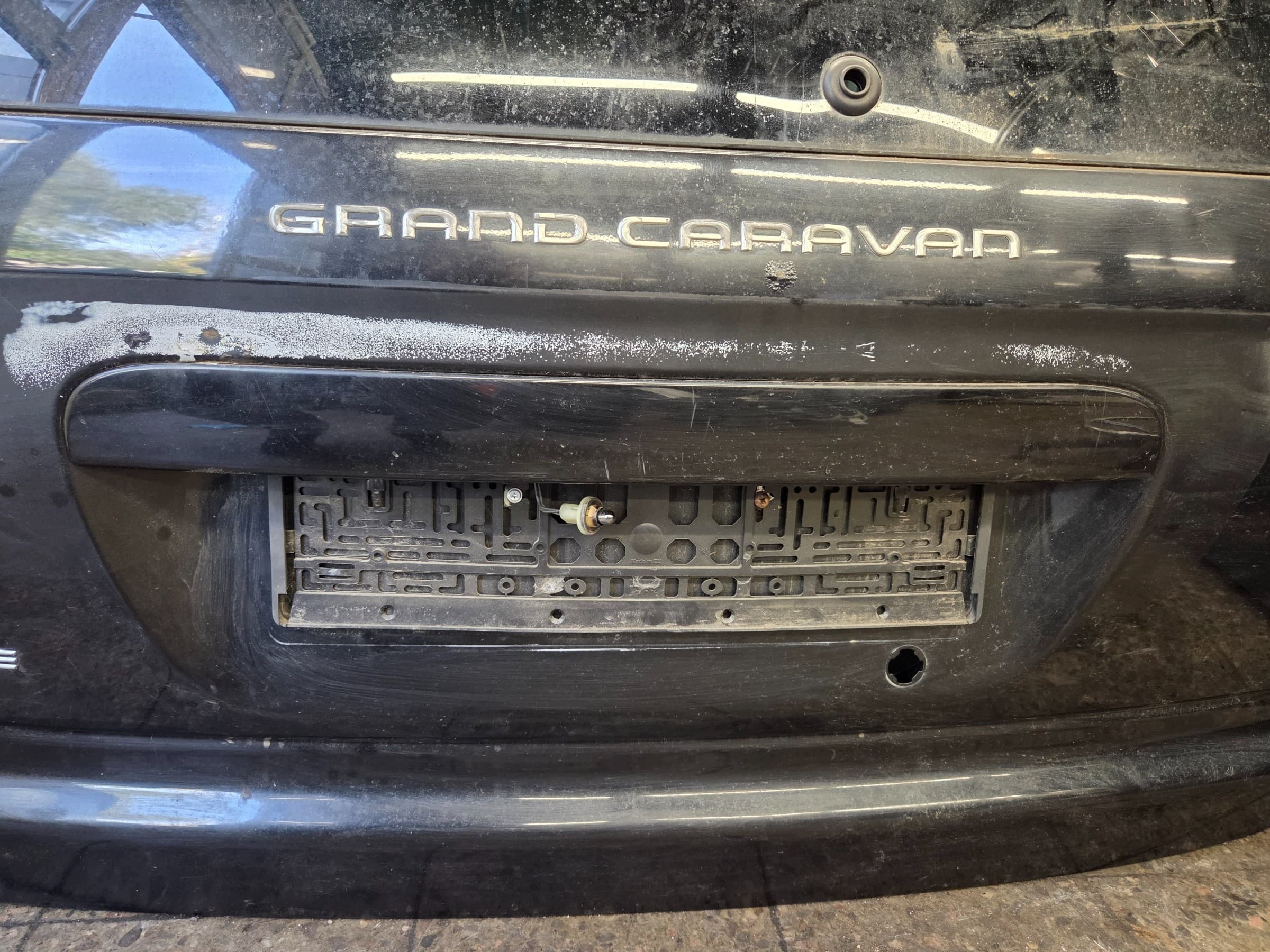 Portón trasero para Dodge Grand Caravan IV (2005) - Negro usado 5