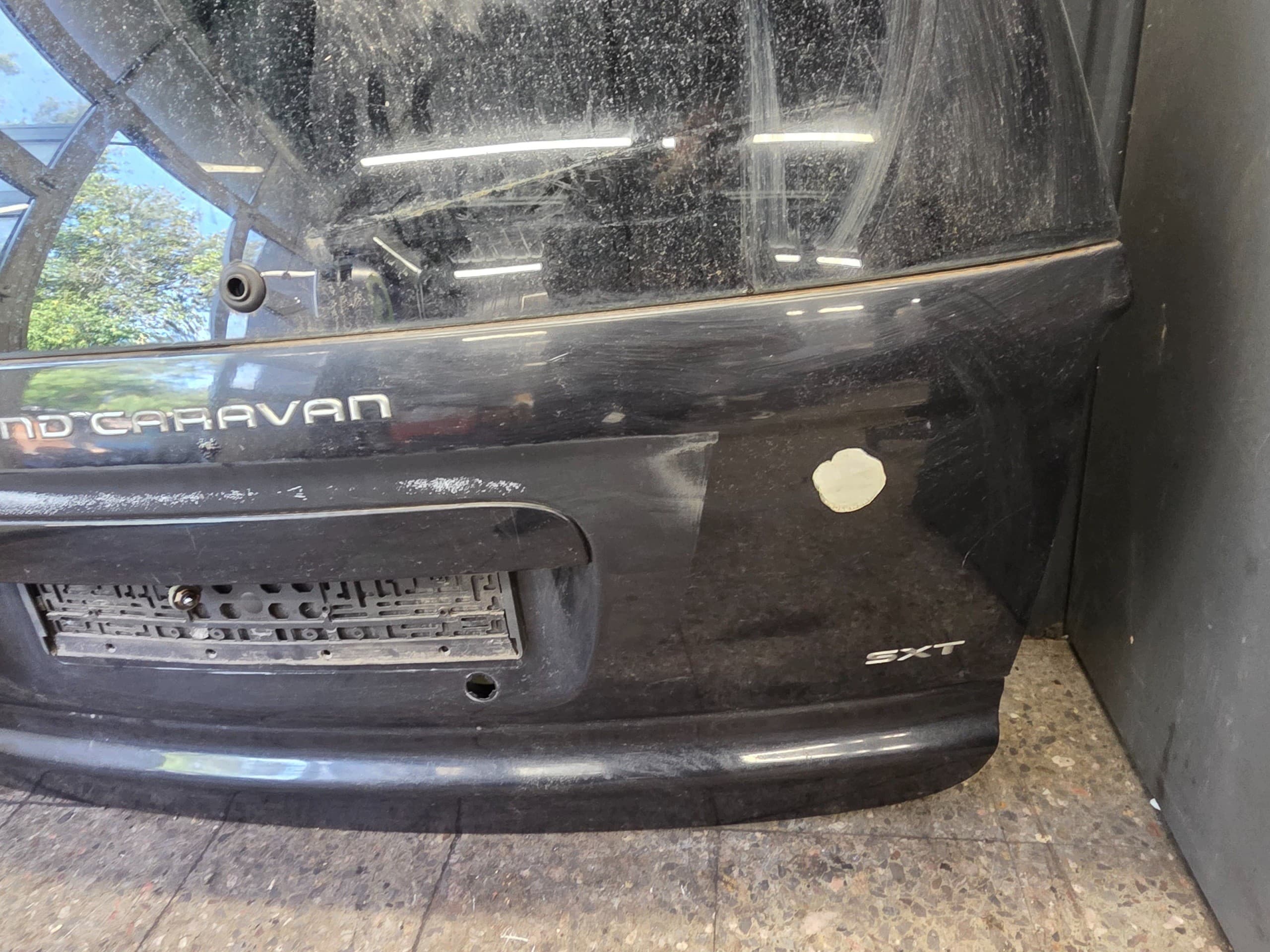 Portón trasero para Dodge Grand Caravan IV (2005) - Negro usado 8