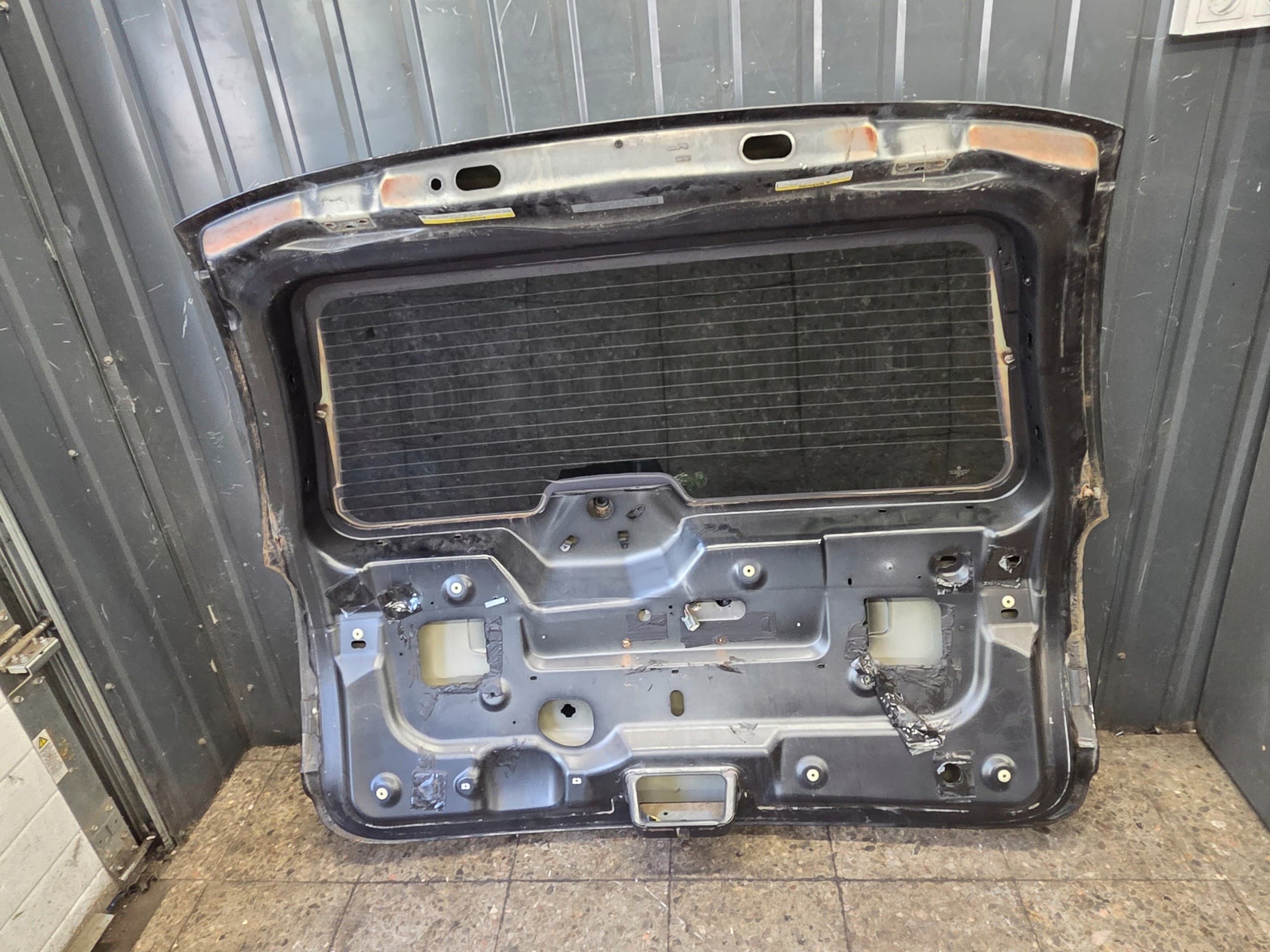 Portón trasero para Dodge Grand Caravan IV (2005) - Negro usado 9