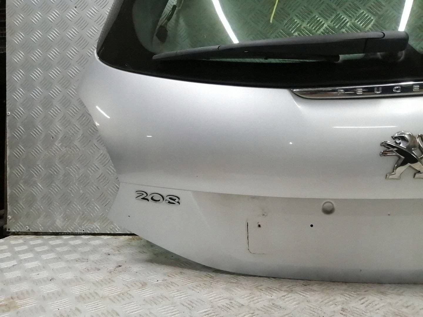 Peugeot 208 I Restyling Portón Trasero Completo usado 3