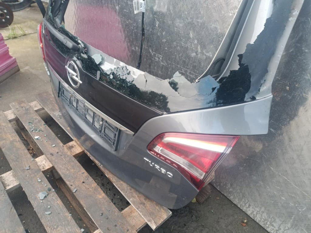 Portón trasero Opel Meriva B Lift Z195 usado 4