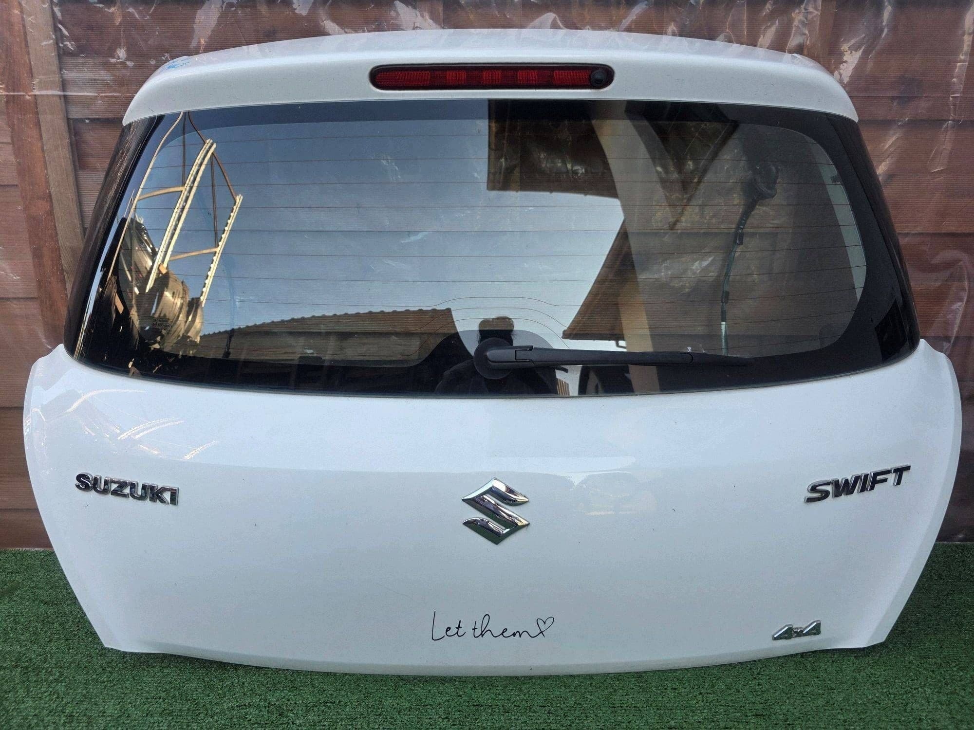 Portón trasero Suzuki Swift II mk7 (2013) usado