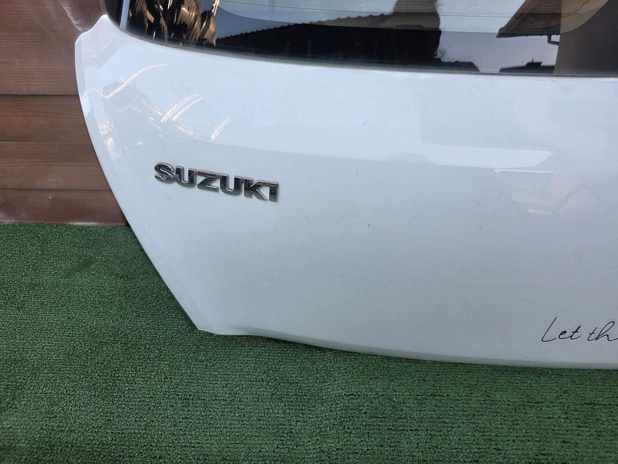 Portón trasero Suzuki Swift II mk7 (2013) usado 2