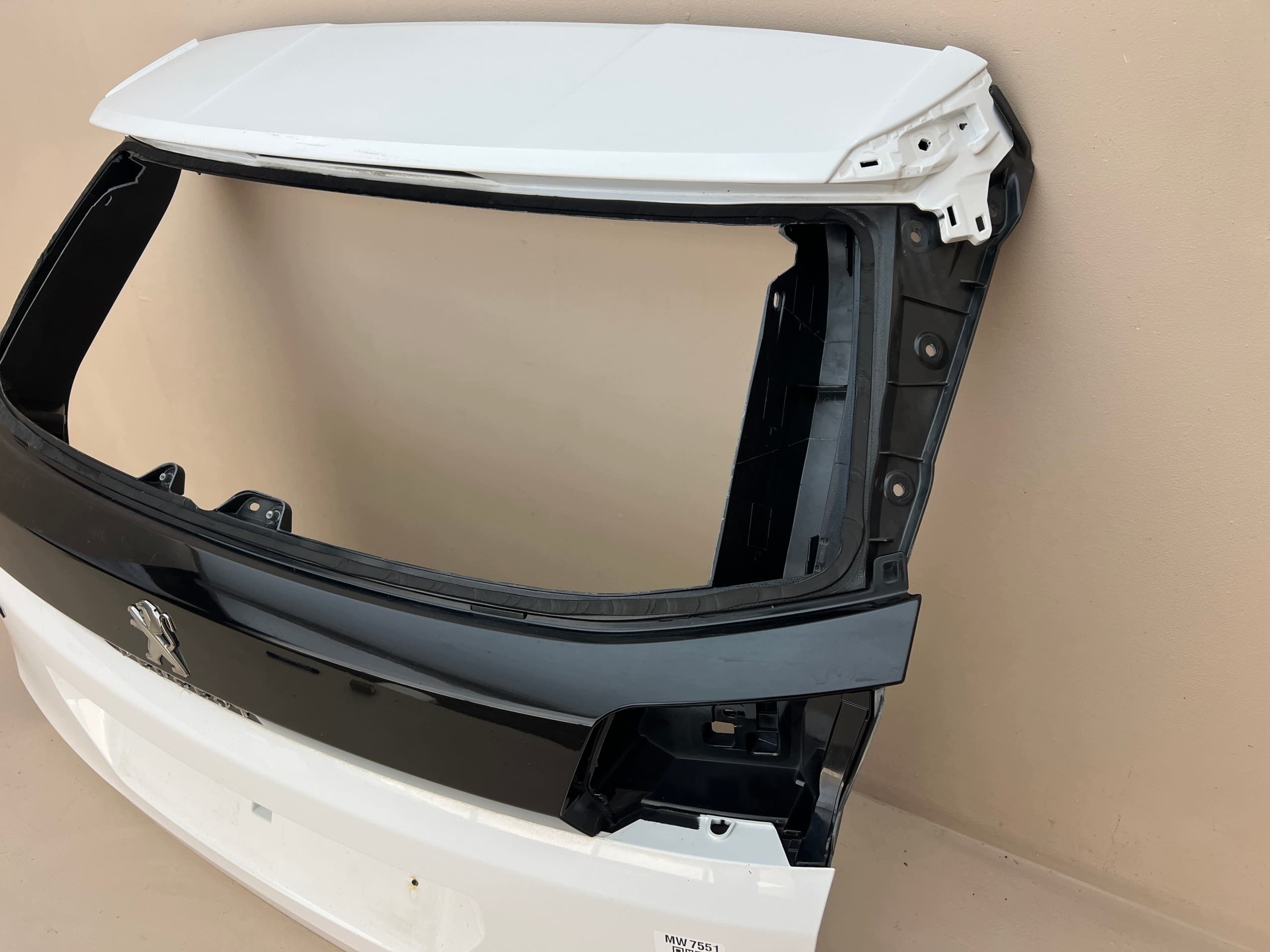 Portón Trasero Peugeot 3008 II (2016-Presente) - OEM 9811550177 usado 5