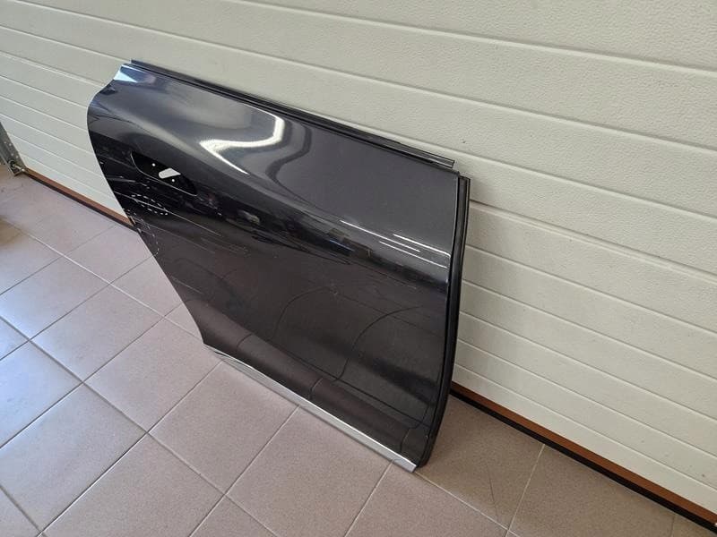 Puerta trasera derecha Mercedes Eqe 295 original usado 2