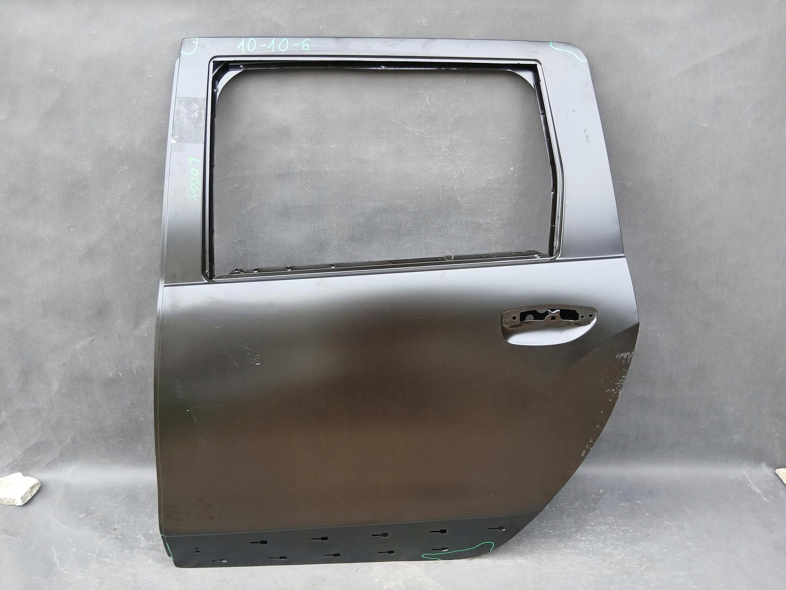 Puerta trasera izquierda Dacia OE 821138086R nuevo