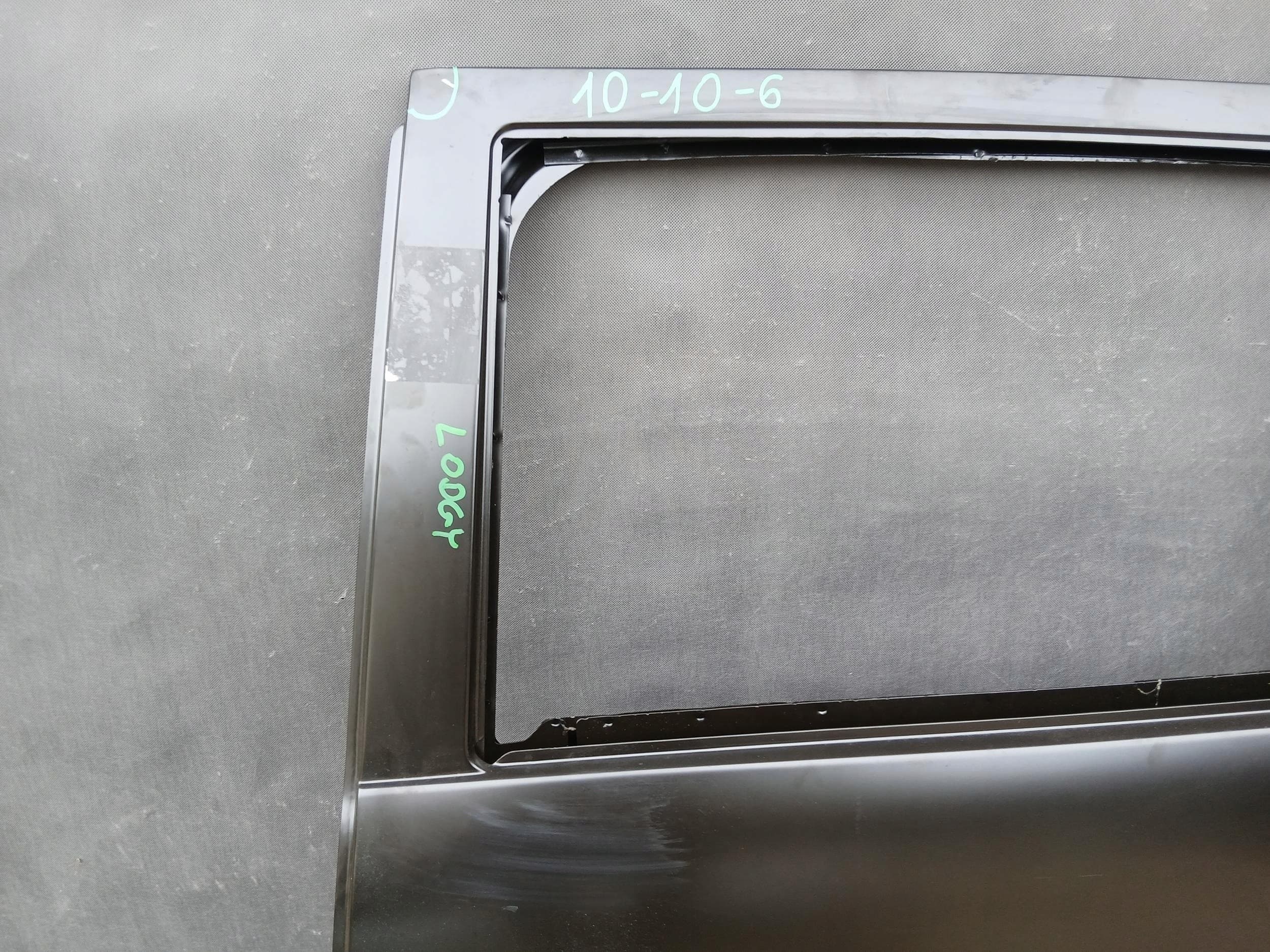 Puerta trasera izquierda Dacia OE 821138086R nuevo 2