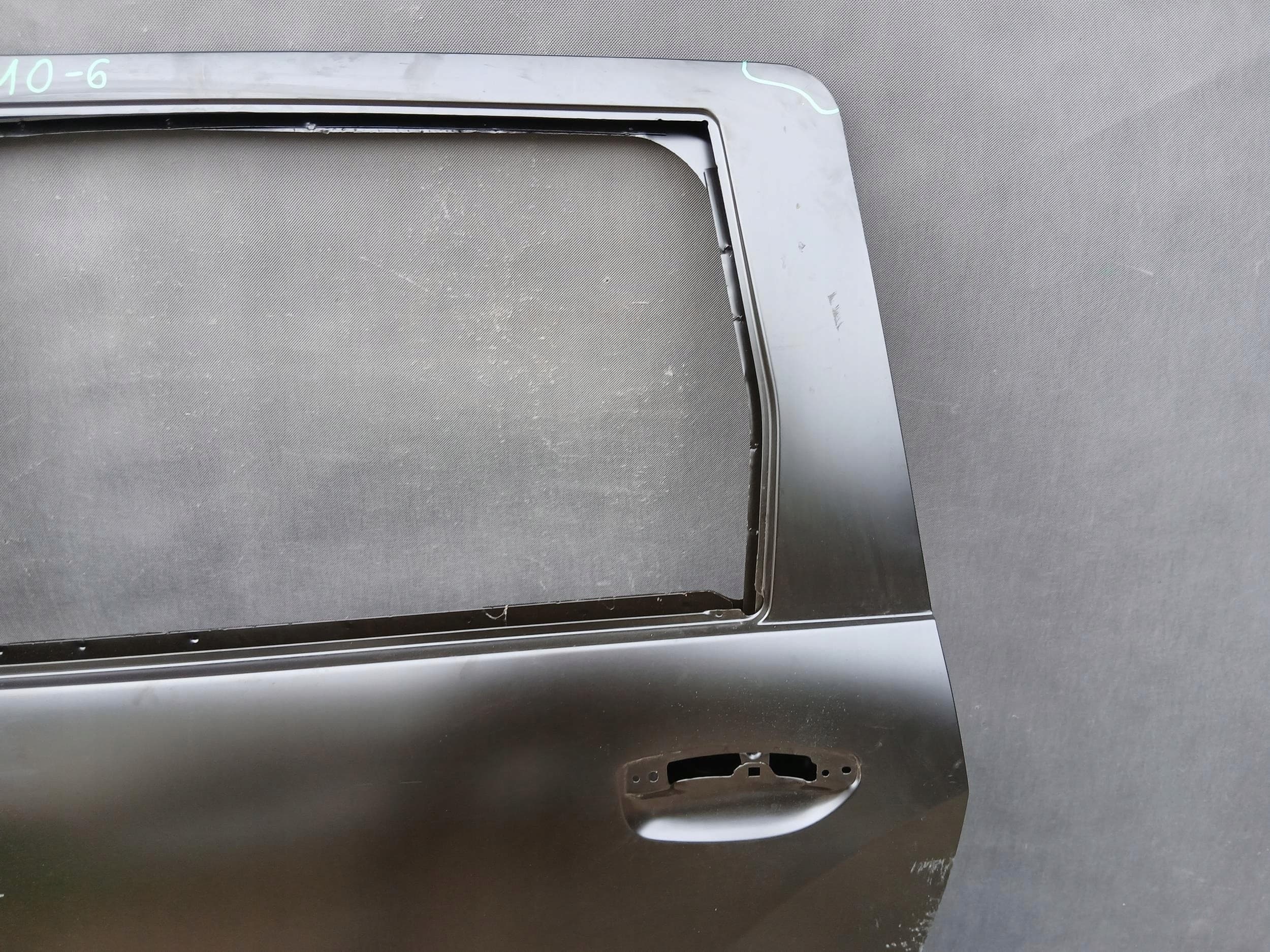 Puerta trasera izquierda Dacia OE 821138086R nuevo 4