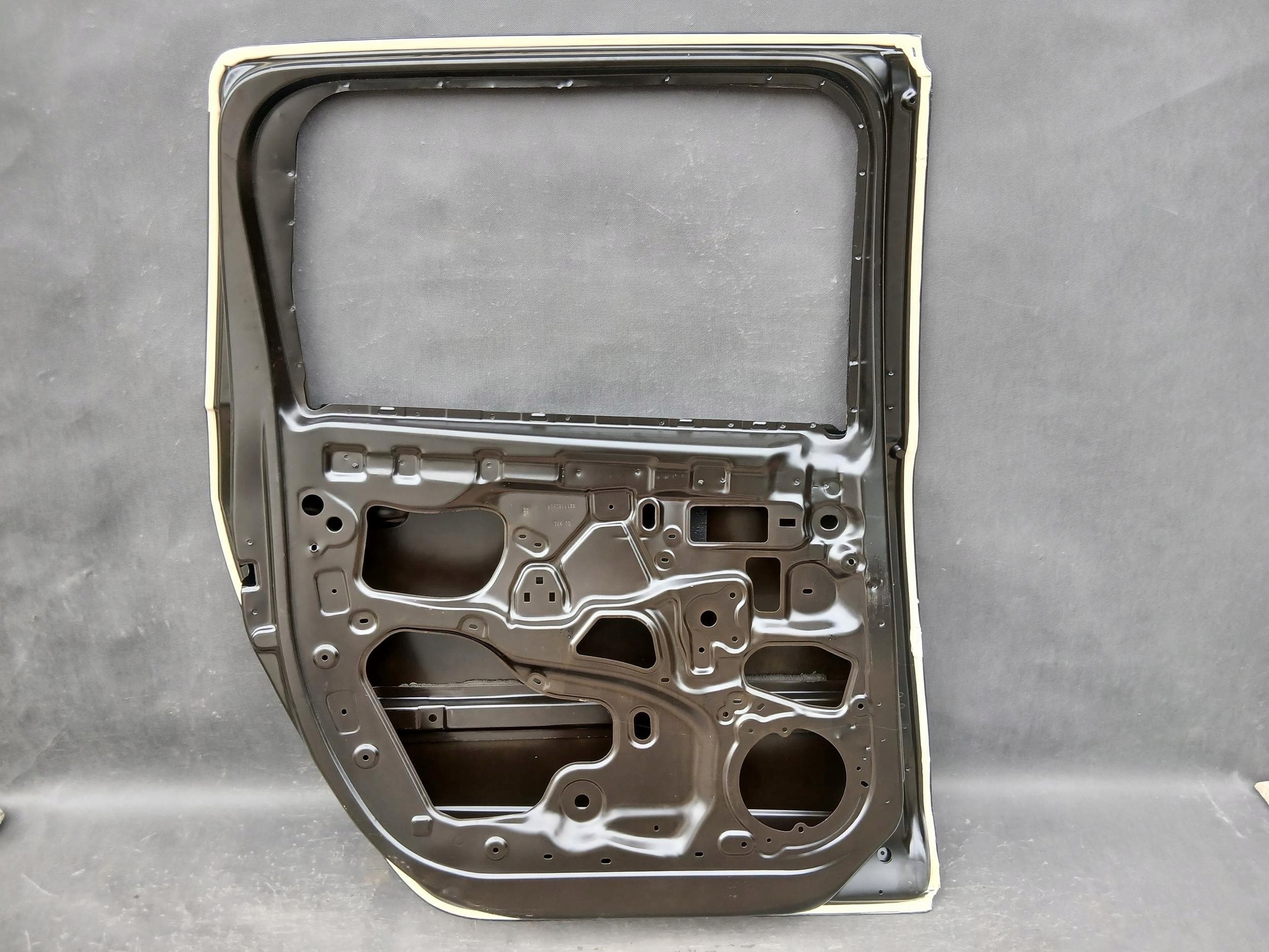 Puerta trasera izquierda Dacia OE 821138086R nuevo 9