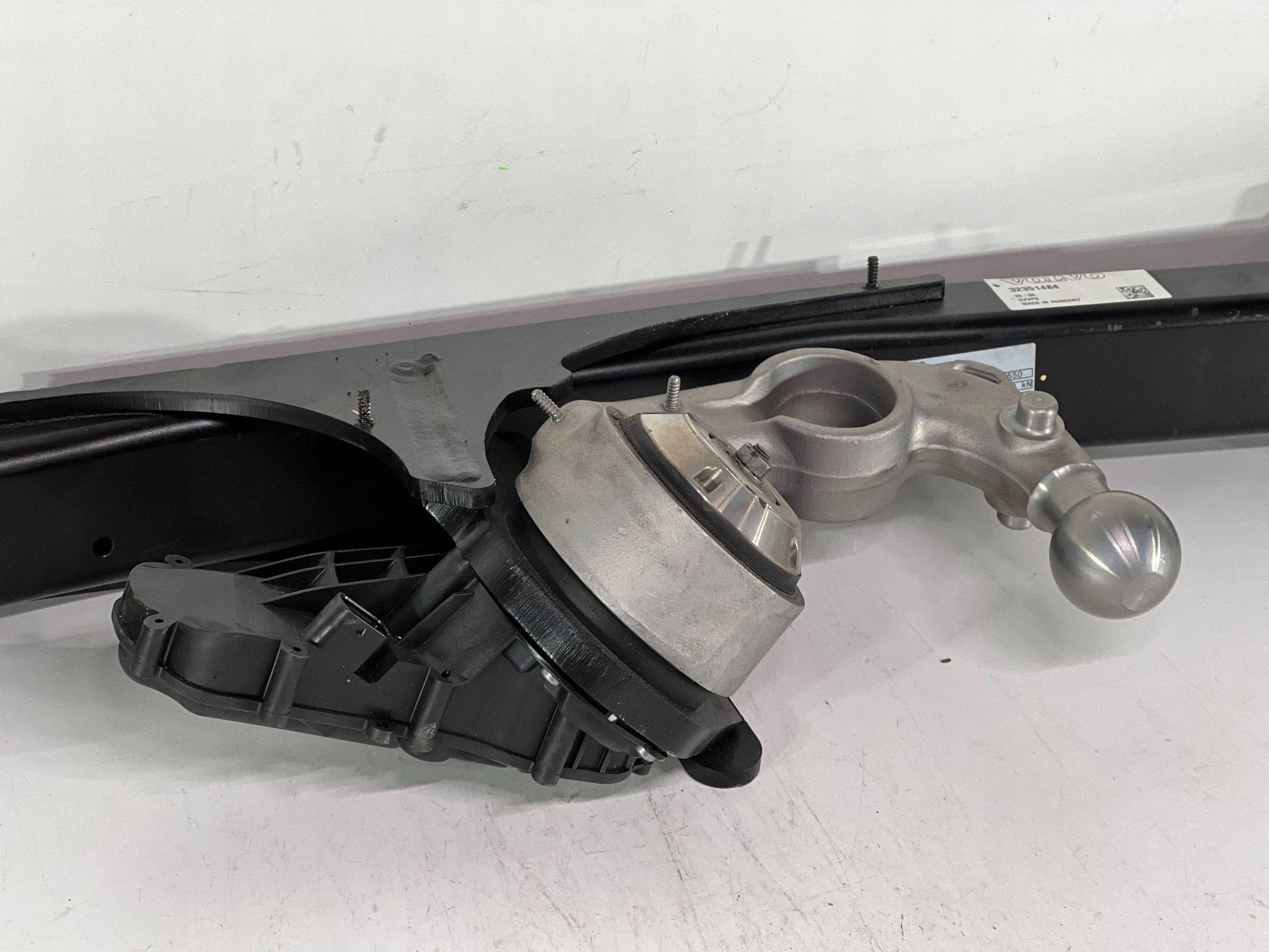 Enganche de Remolque Trasero Volvo XC40 Eléctrico 32351484 usado 3