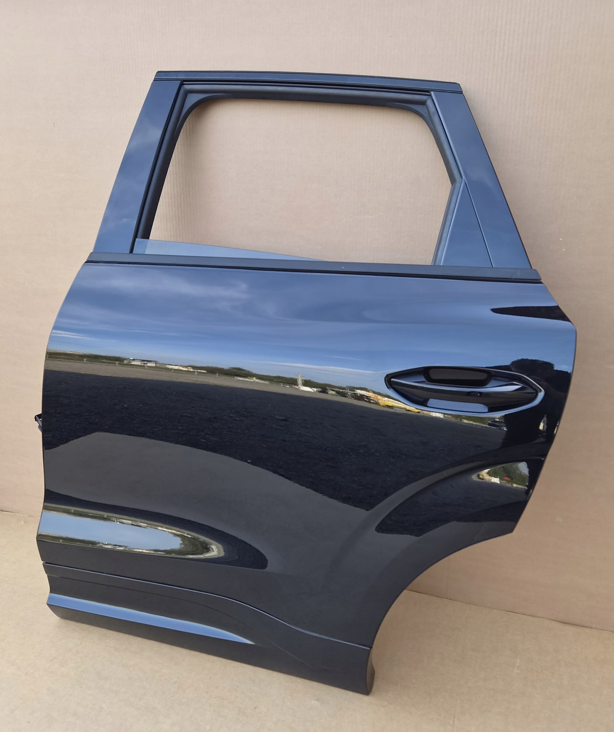 Puerta trasera izquierda Cupra Terramar, color LY9T, original nuevo