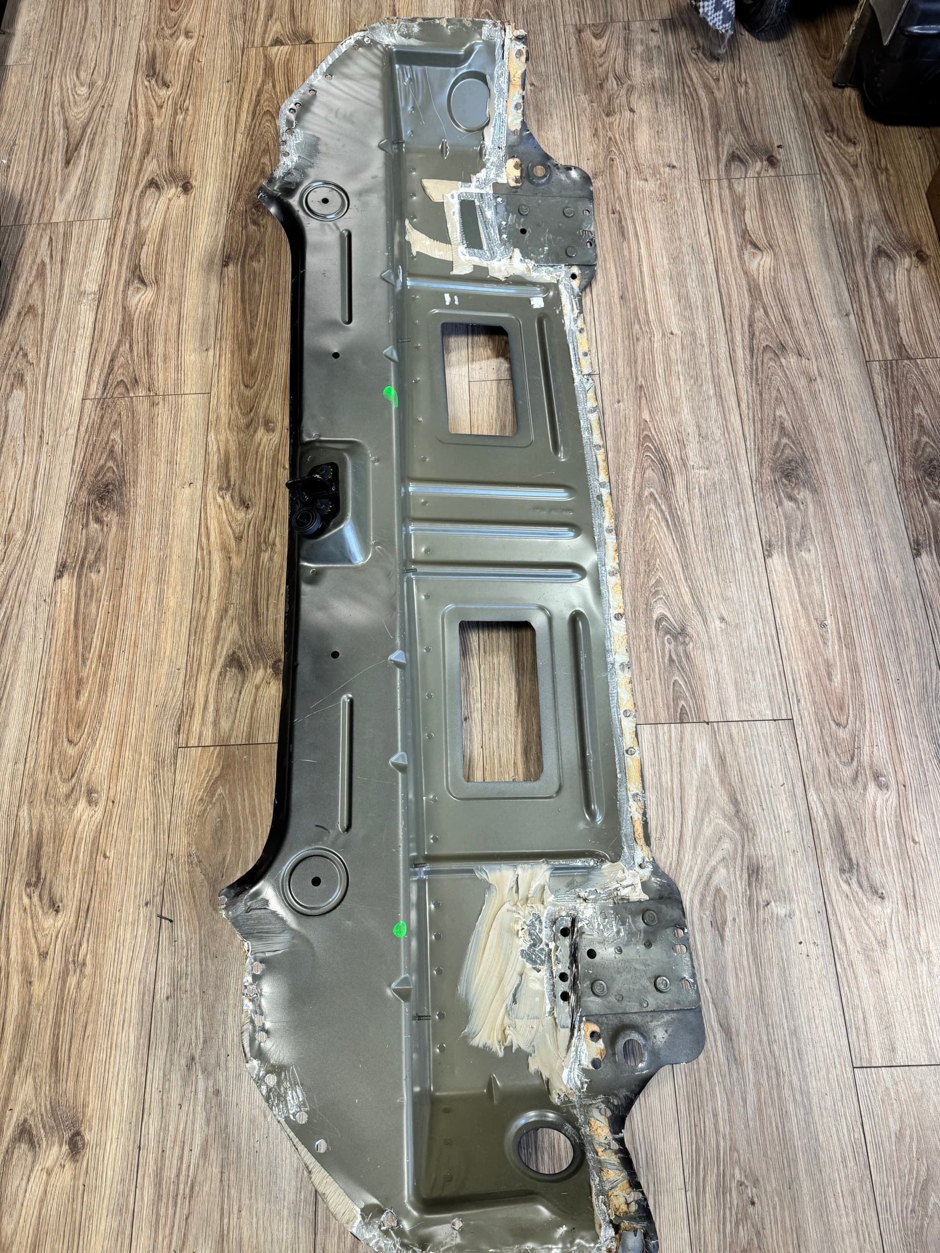 Parachoques trasero perforado Dodge Challenger Srt 2015-2023 usado 8