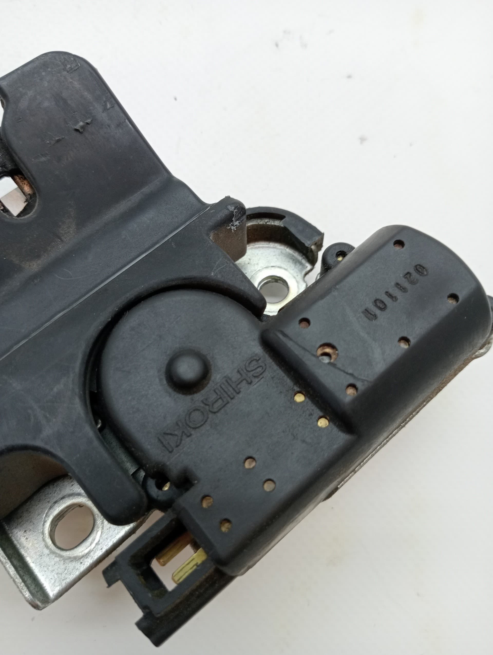 Cerradura maletero / porton LEXUS IS200 (GXE10) 2