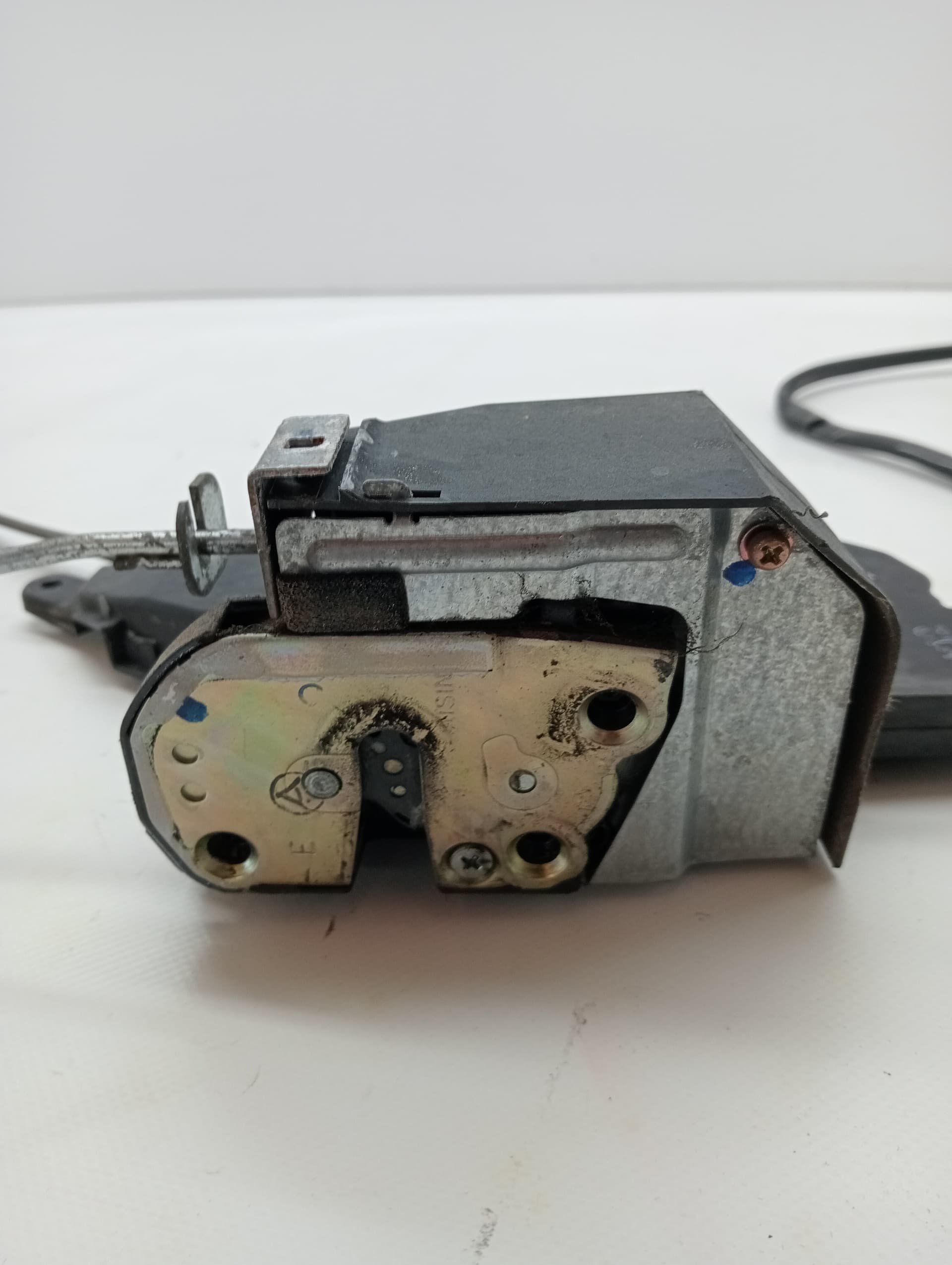 Cerradura puerta delantera derecha LEXUS IS200 (GXE10) 3