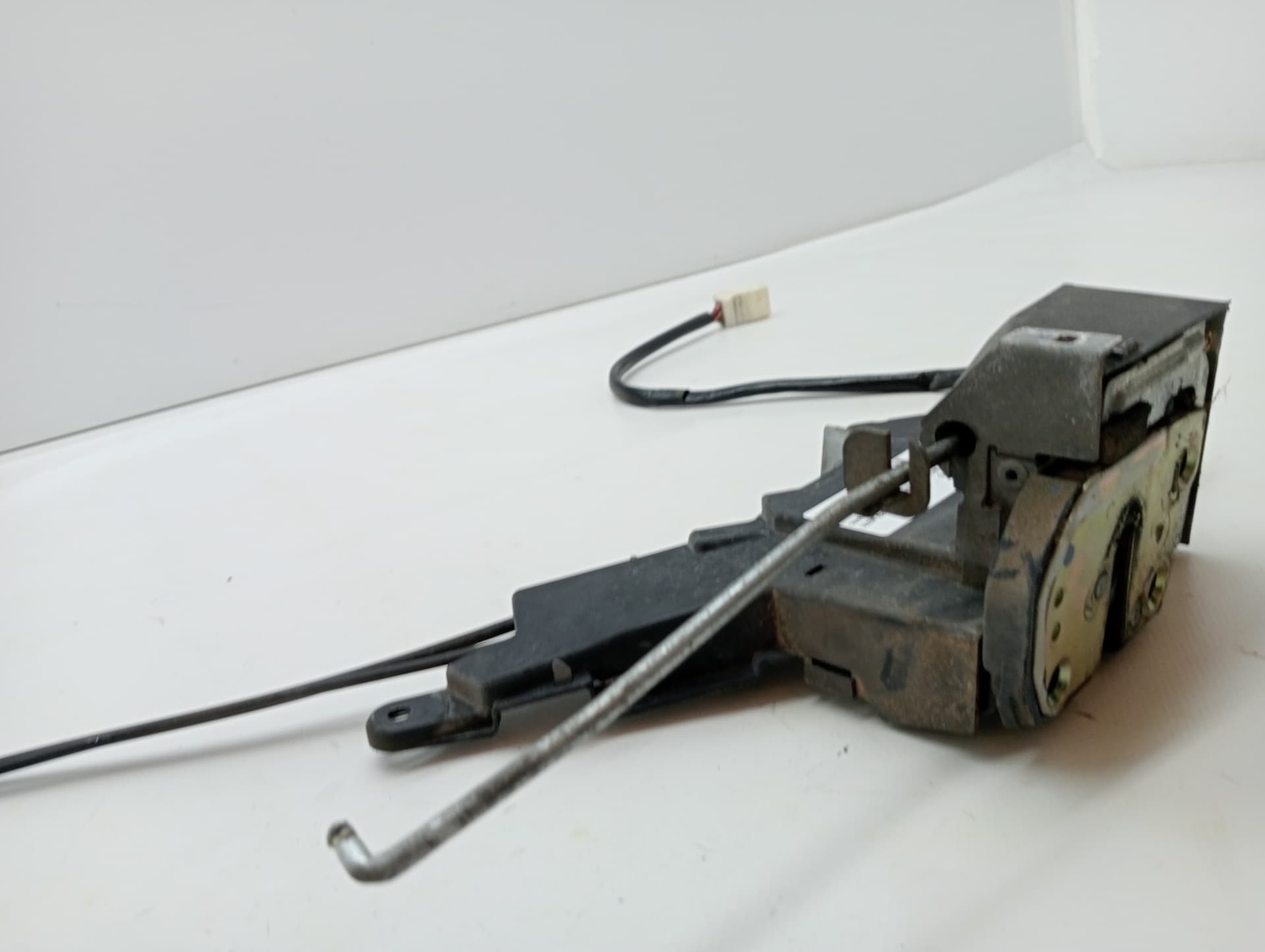 Cerradura puerta delantera derecha LEXUS IS200 (GXE10) 2