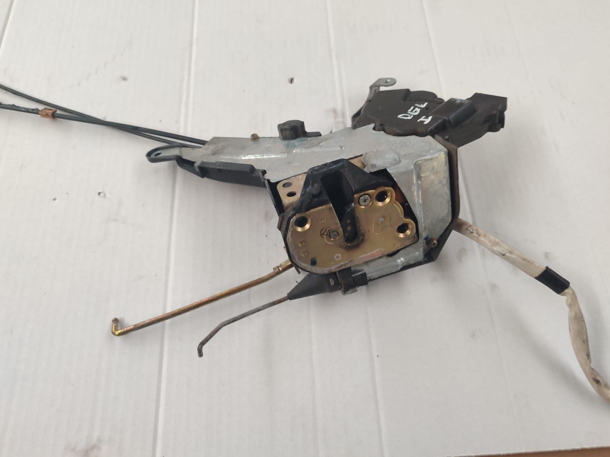 Cerradura puerta delantera izquierda LEXUS IS200 (GXE10) 4
