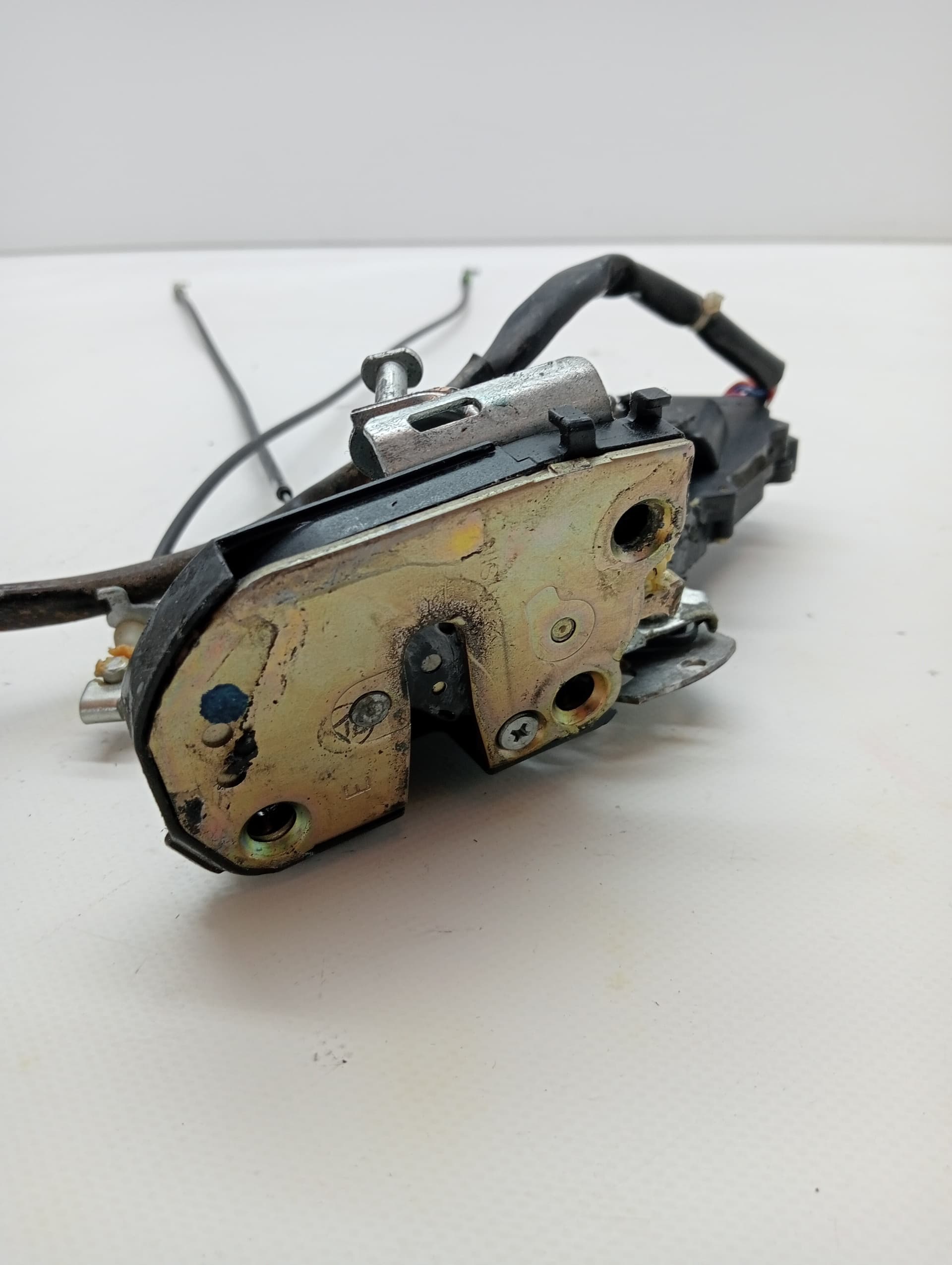 Cerradura puerta trasera derecha LEXUS IS200 (GXE10) 3