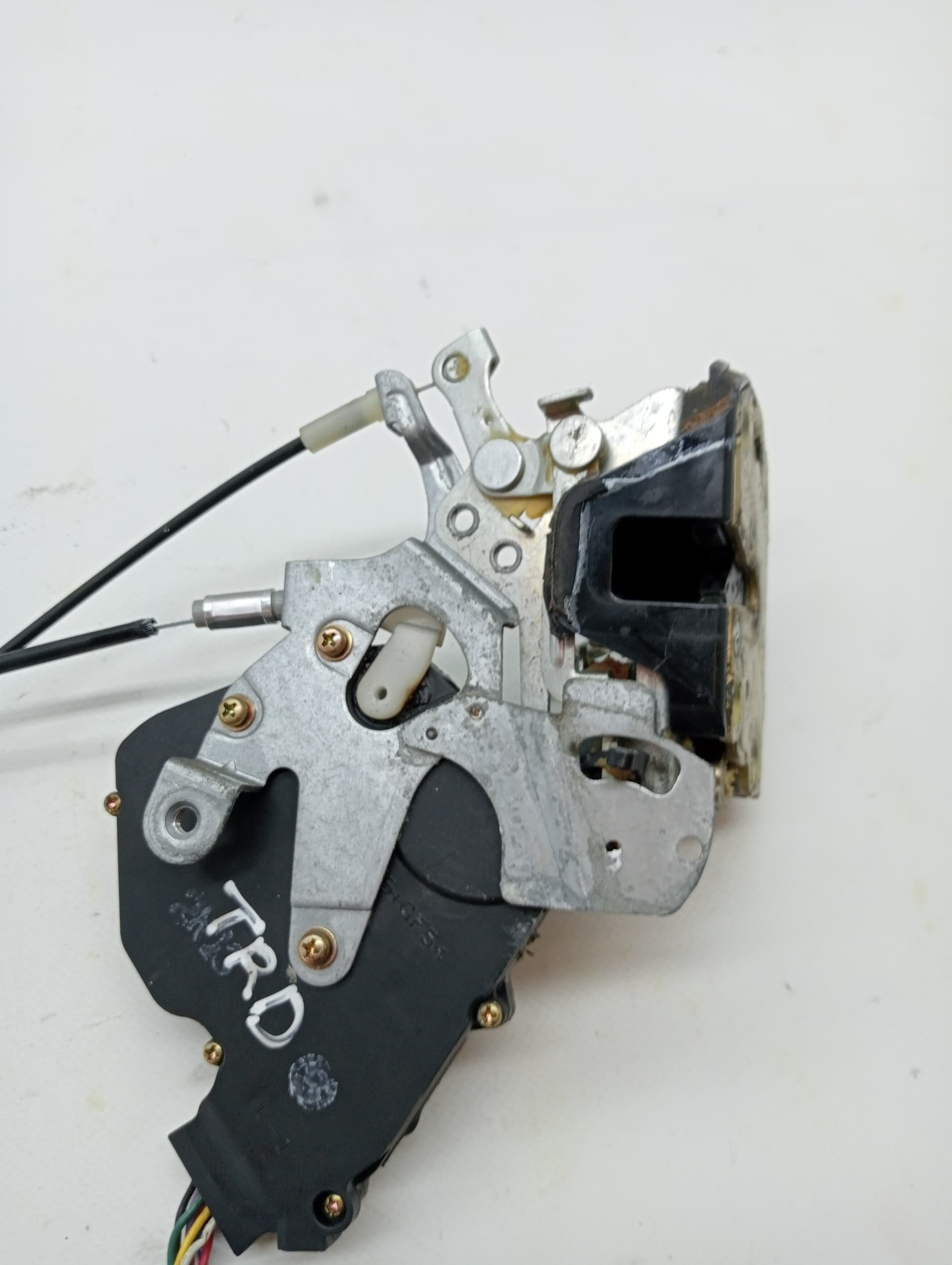 Cerradura puerta trasera derecha LEXUS IS200 (GXE10) 2