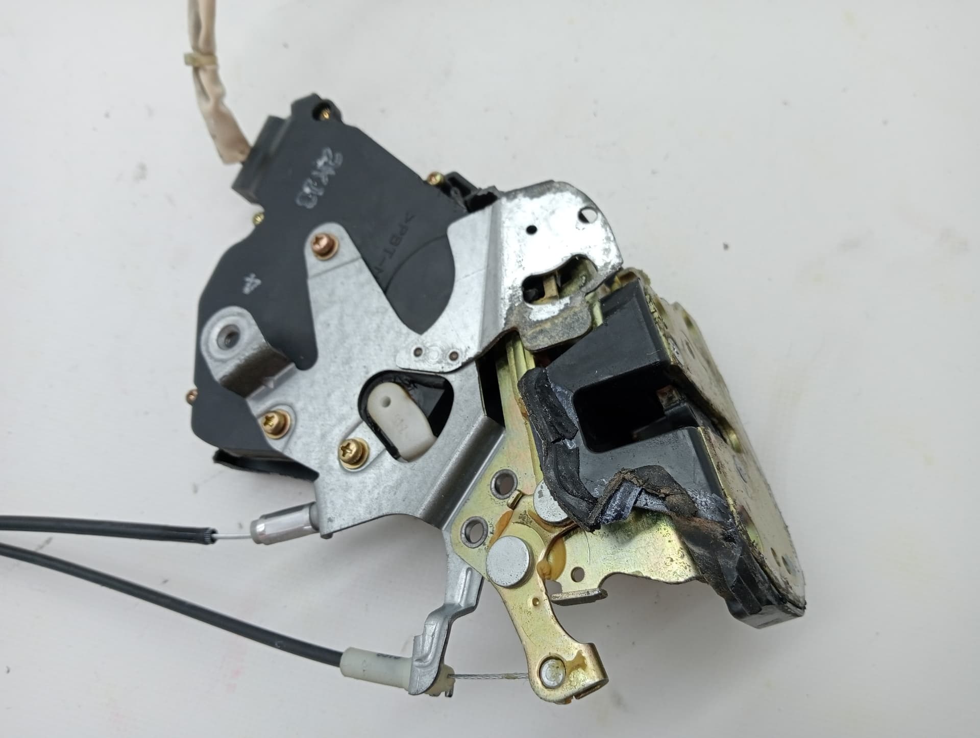 Cerradura puerta trasera izquierda LEXUS IS200 (GXE10) 2