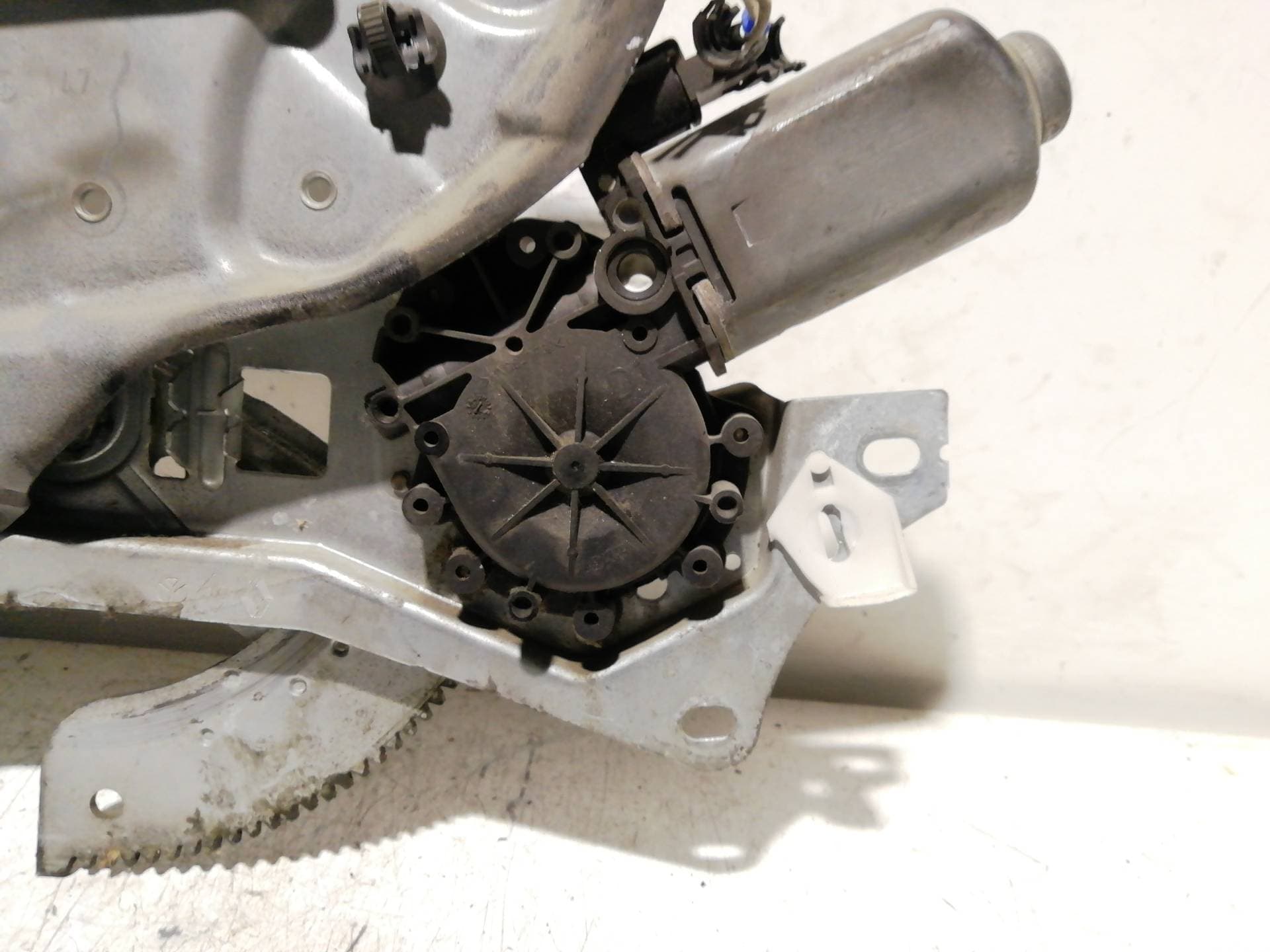Motor elevalunas delantero izquierdo RENAULT LAGUNA (B56)