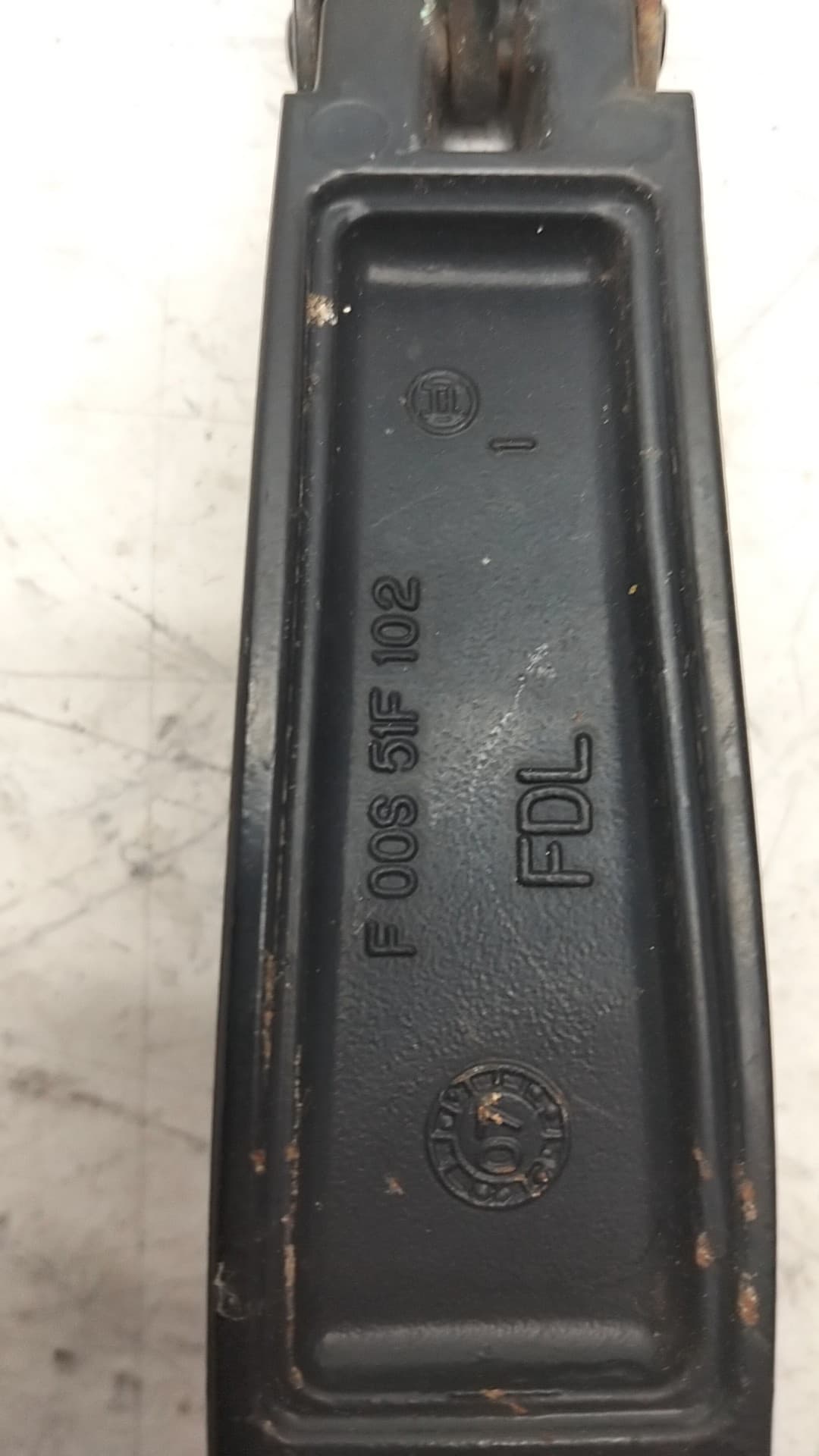 Brazo limpia delantero izquierdo HYUNDAI I30 3