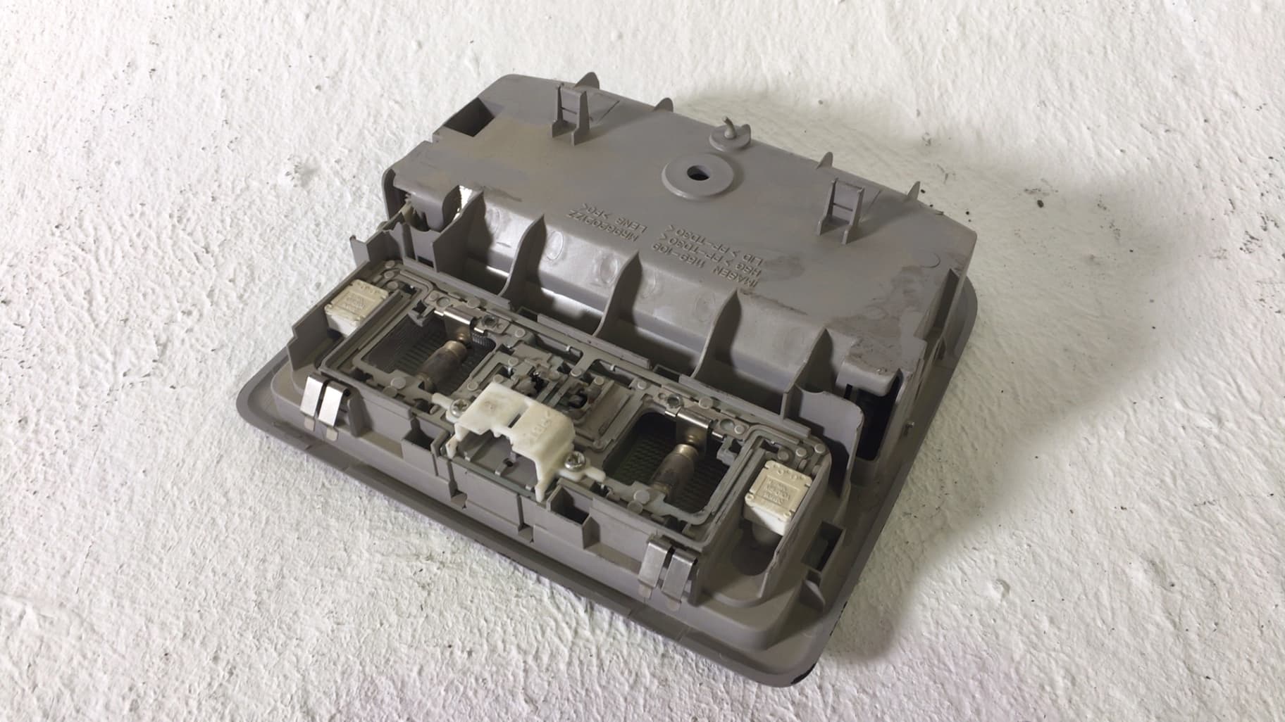 Luz interior MITSUBISHI MONTERO (V80/V90) 2