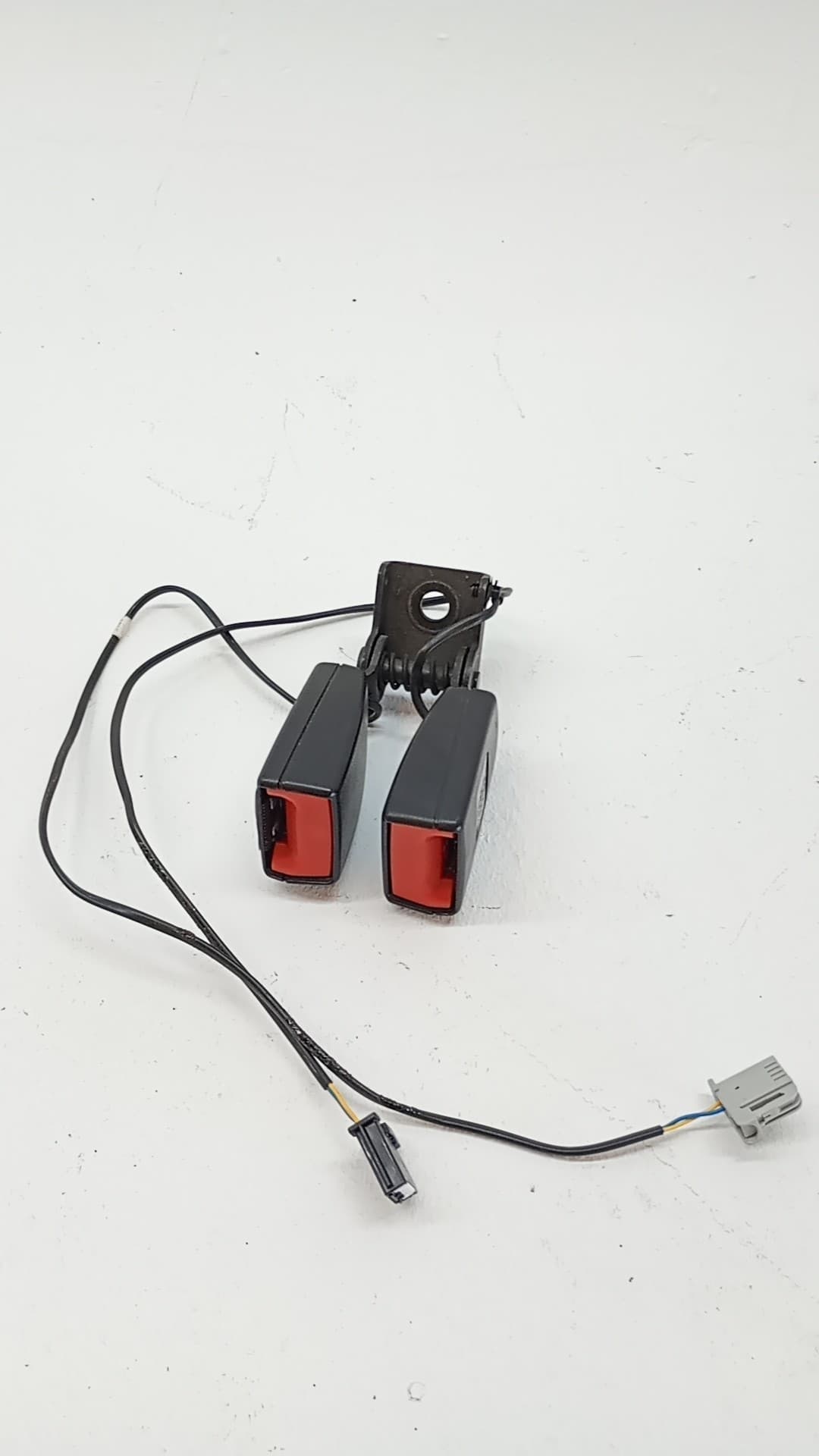 Enganche cinturon trasero izquierdo OPEL ASTRA J LIM
