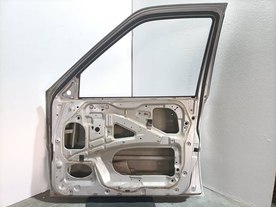Puerta delantera derecha NISSAN TERRANO/TERRANO.II (R20) 4