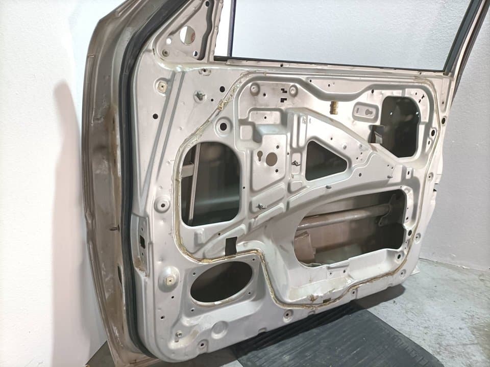 Puerta delantera derecha NISSAN TERRANO/TERRANO.II (R20) 3