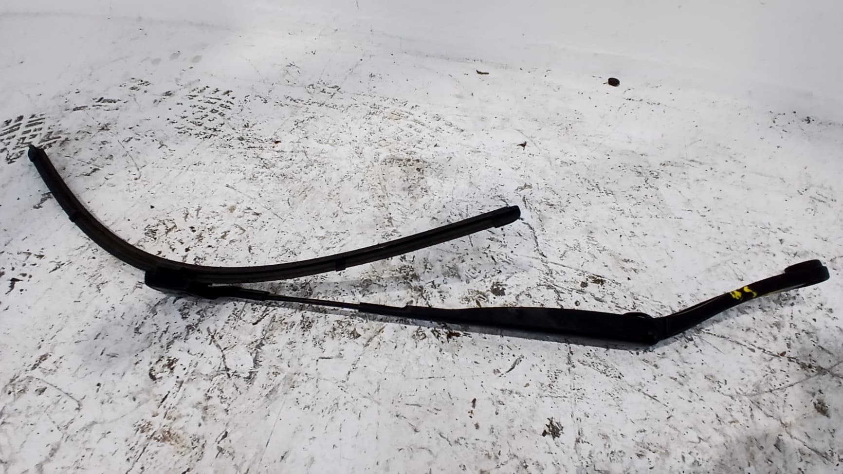 Brazo limpia delantero izquierdo LYNK & CO 01