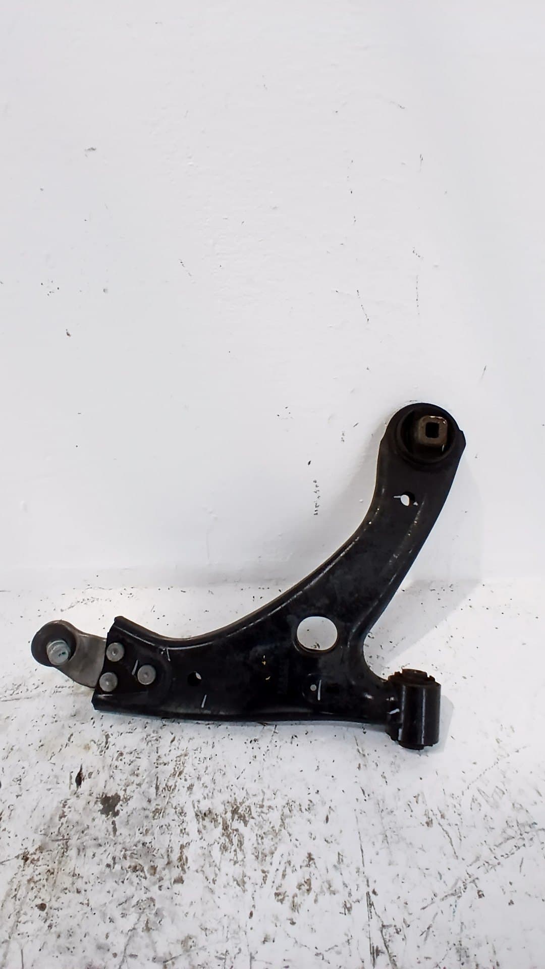 Brazo suspension inferior delantero derecho LYNK & CO 01