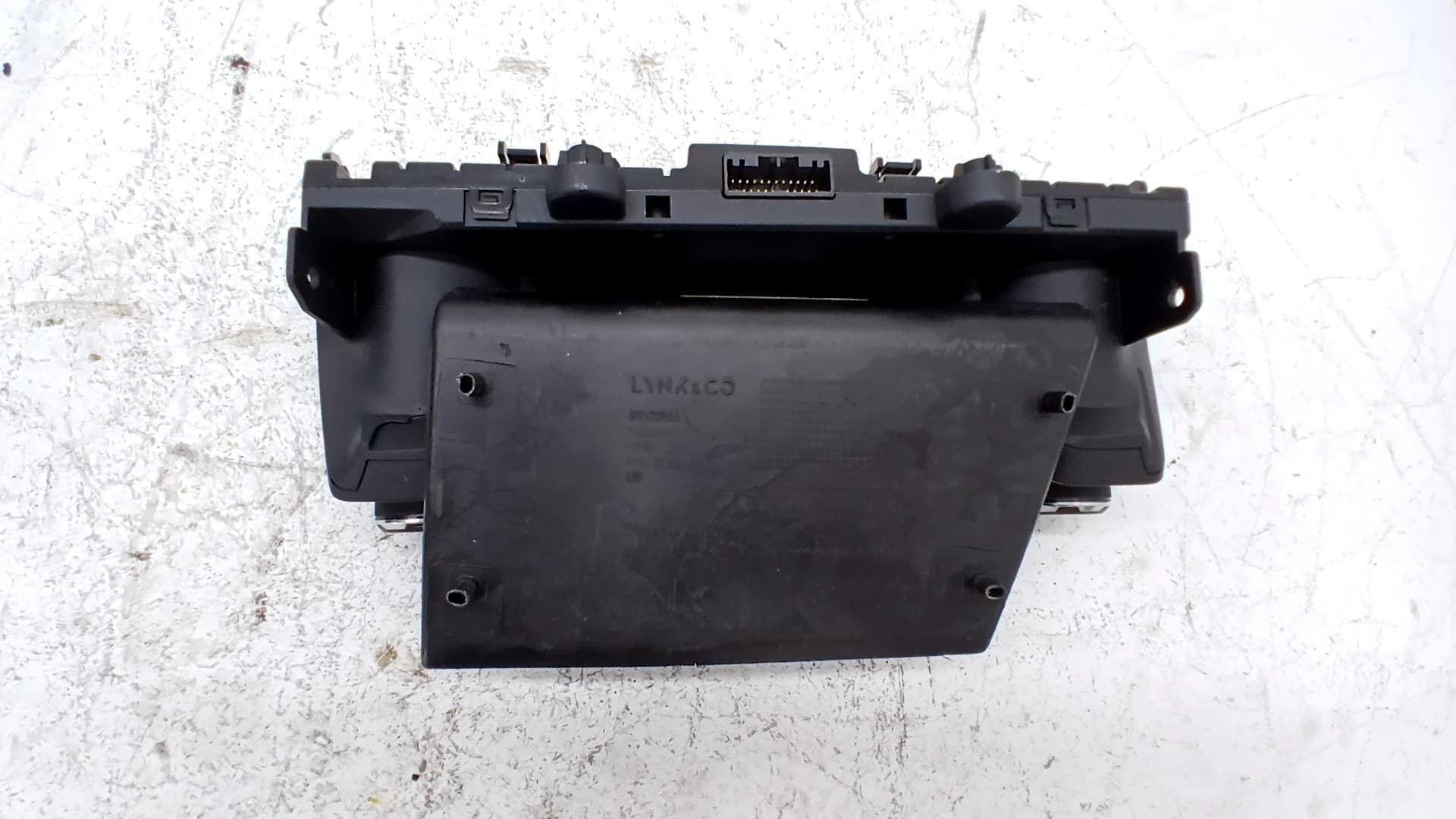 Mando climatizador LYNK & CO 01