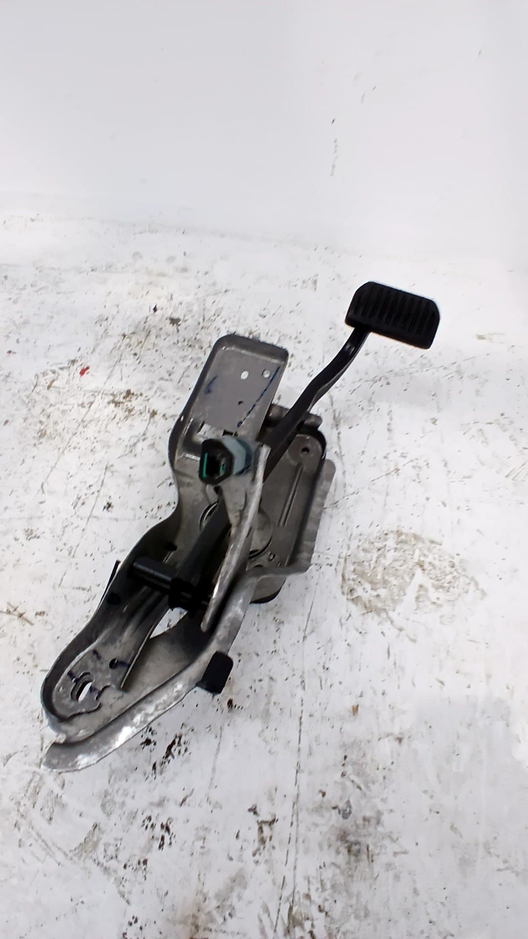 Pedal freno LYNK & CO 01