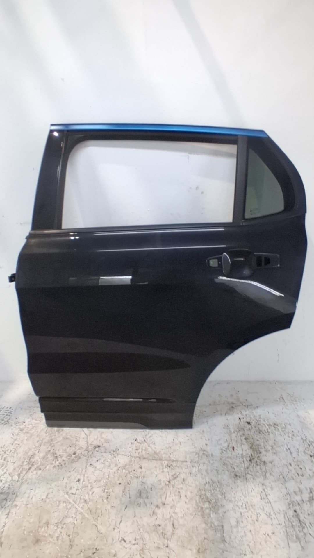 Puerta trasera izquierda LYNK & CO 01
